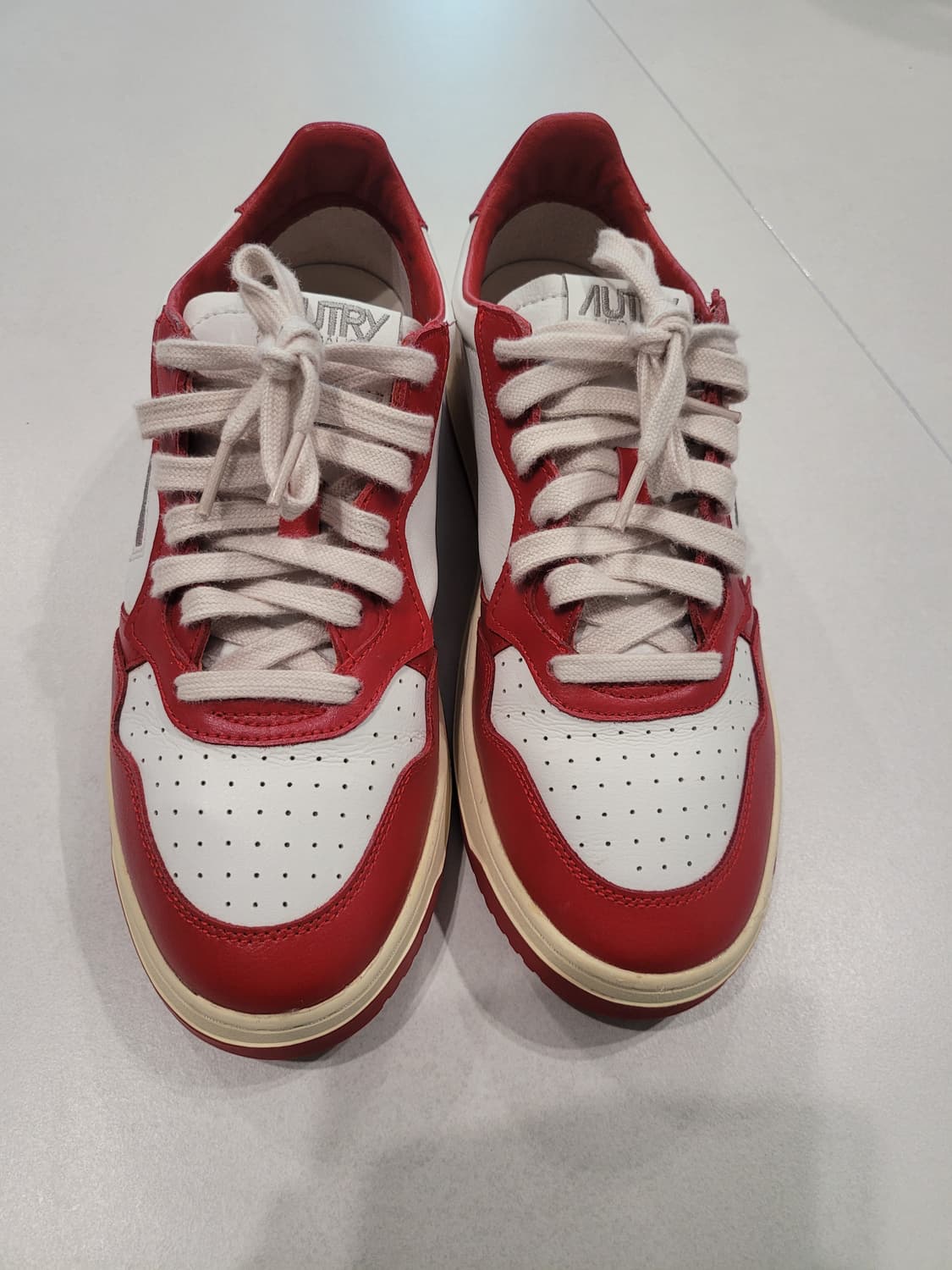 강렬한 존재감" 오트리 메달리스트 레드 범고래 (43사이즈)
 상품이미지3