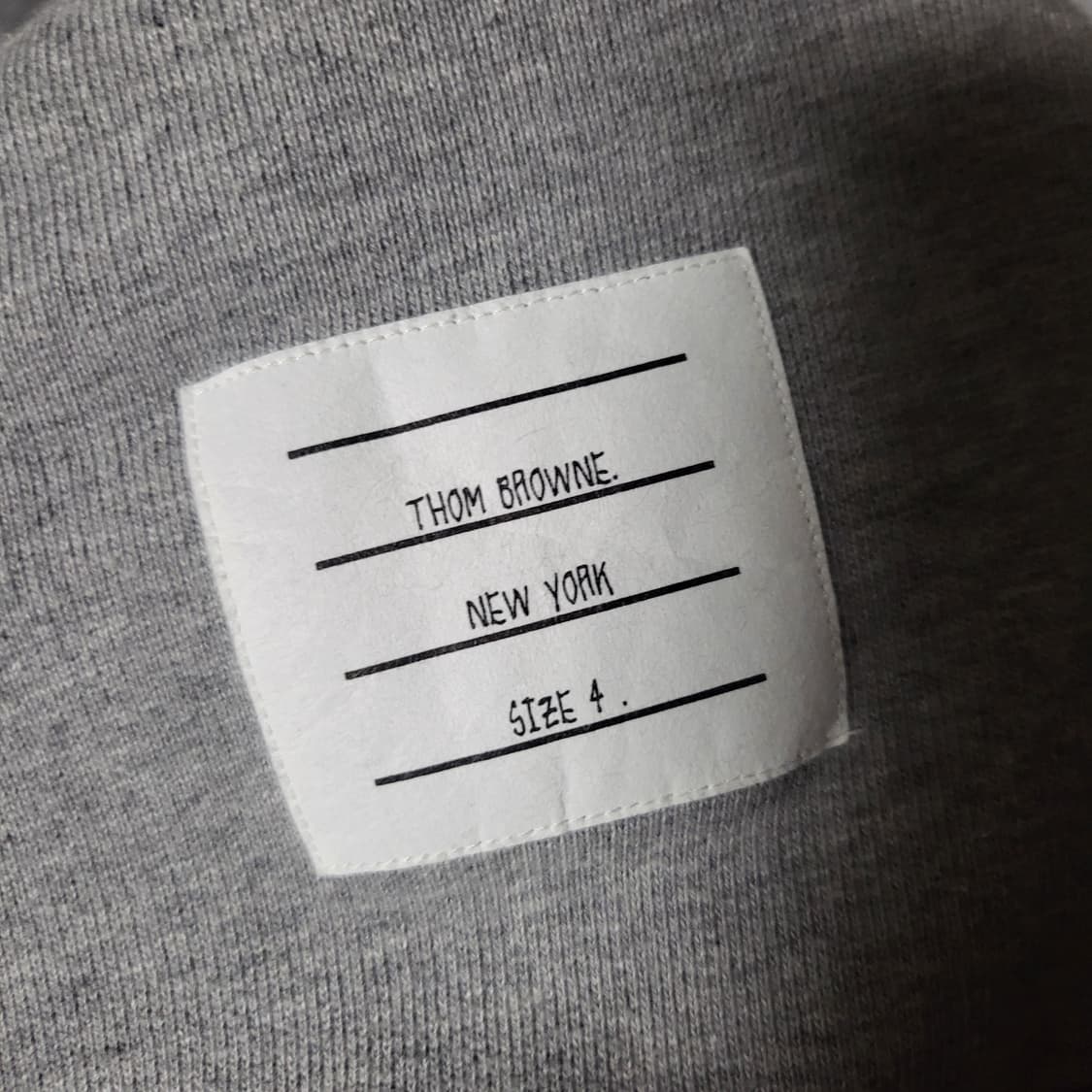 [새상품급]톰브라운 백삼선 맨투맨 4사이즈 그레이 상품이미지3