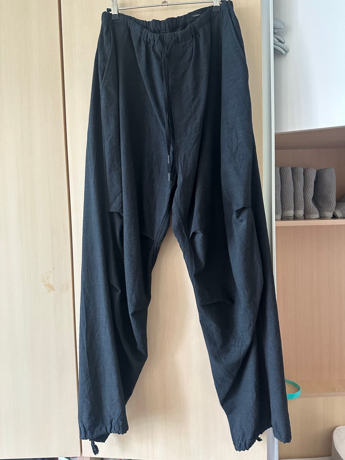 코모리 24ss 써머 울 니턱 팬츠 차콜 2사이즈 상품이미지1