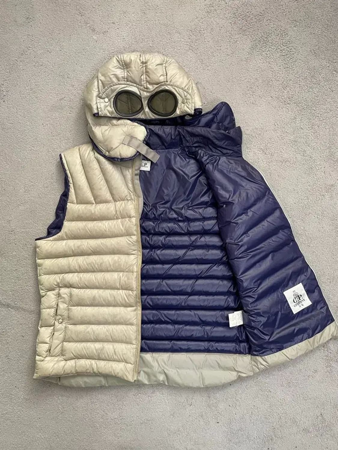 [L] CP컴퍼니 고글 후드 패딩 조끼 아이보리 상품이미지1