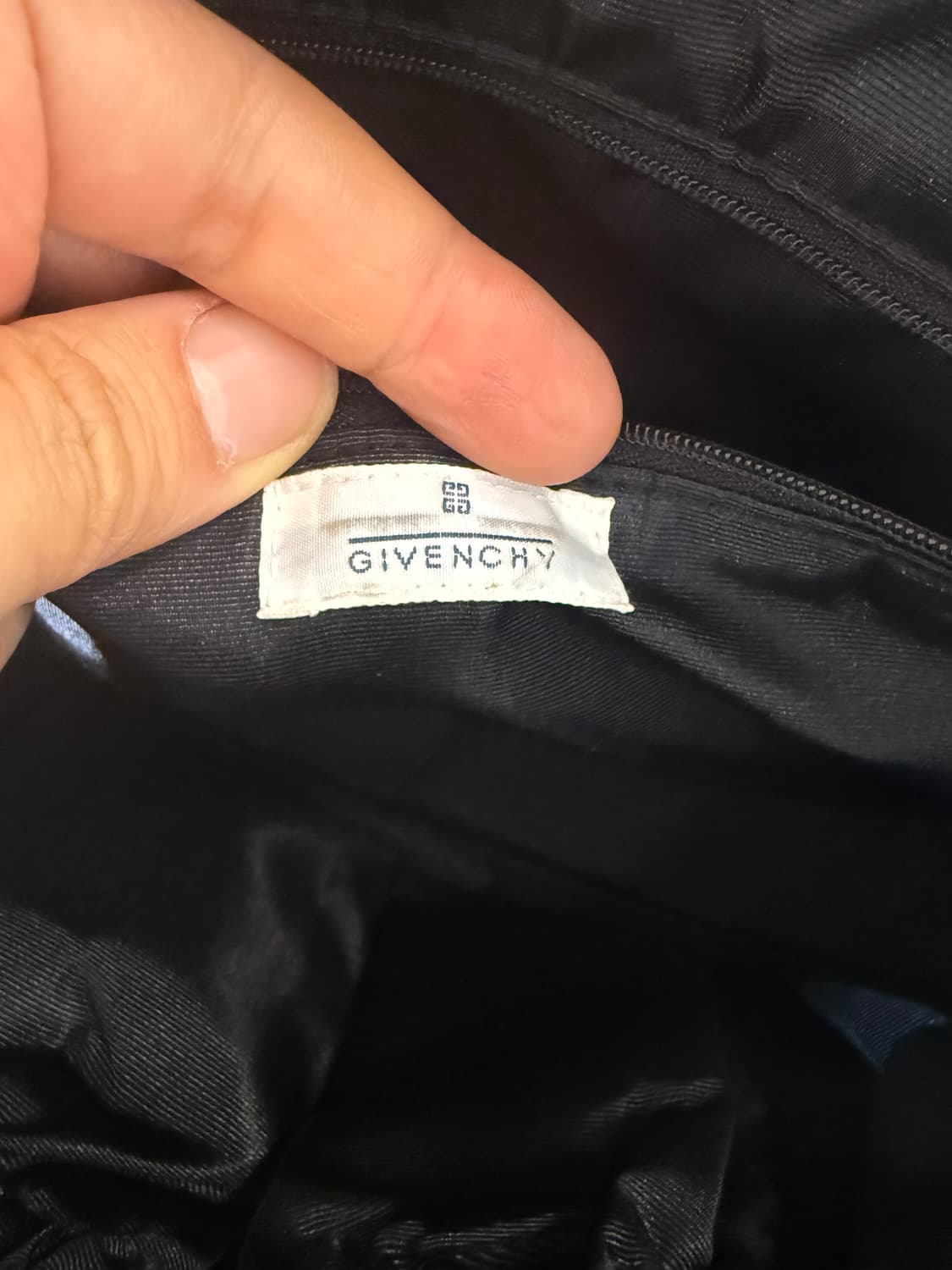 지방시 블랙 로고 파우치 가방 상품이미지4