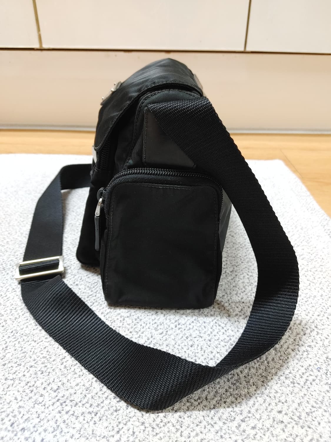 정품 프라다 테수토 나일론 바이커 모터백 크로스백 상품이미지3