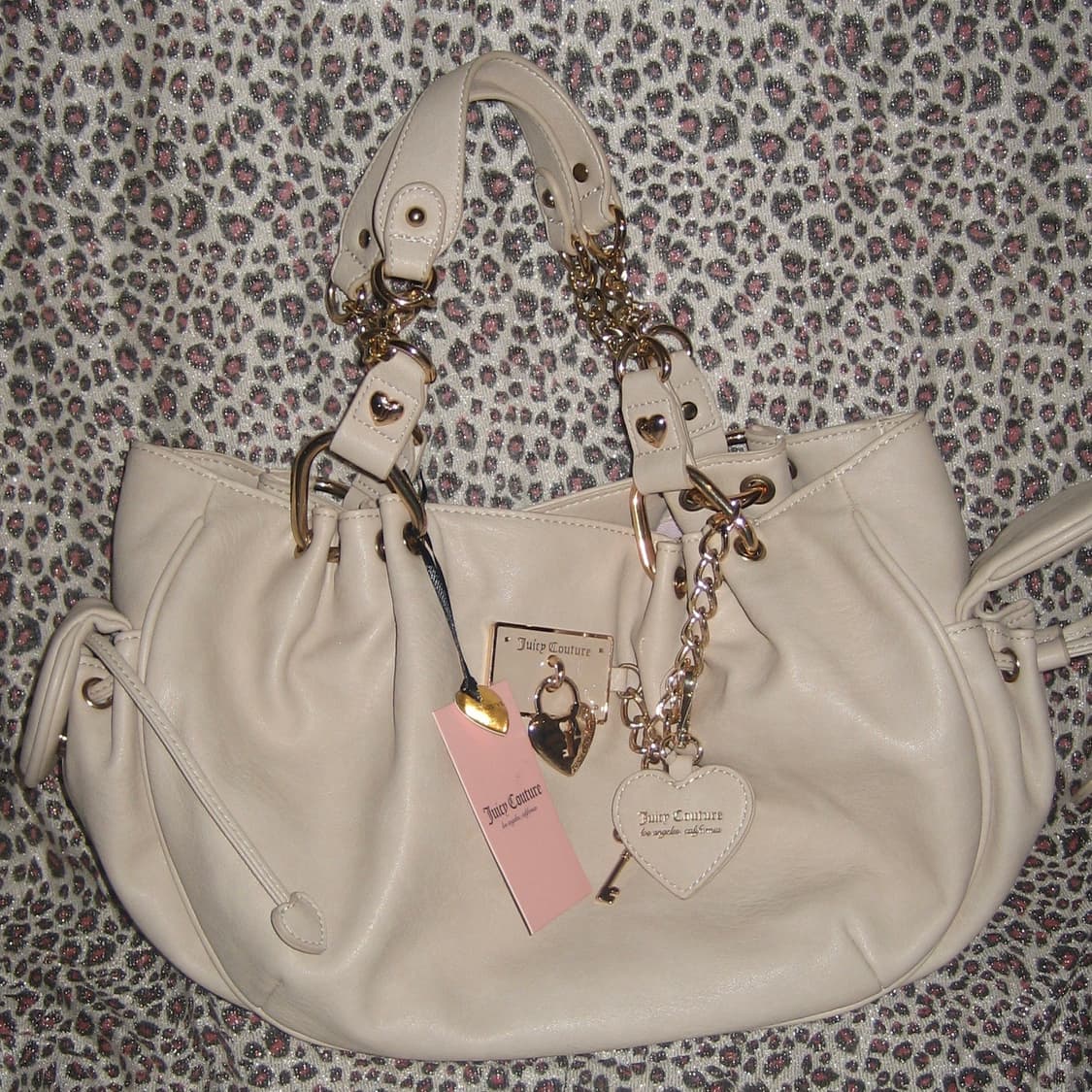 쥬시 꾸뛰르 하트 열쇠 챰 베이지 레더 숄더백 상품이미지1