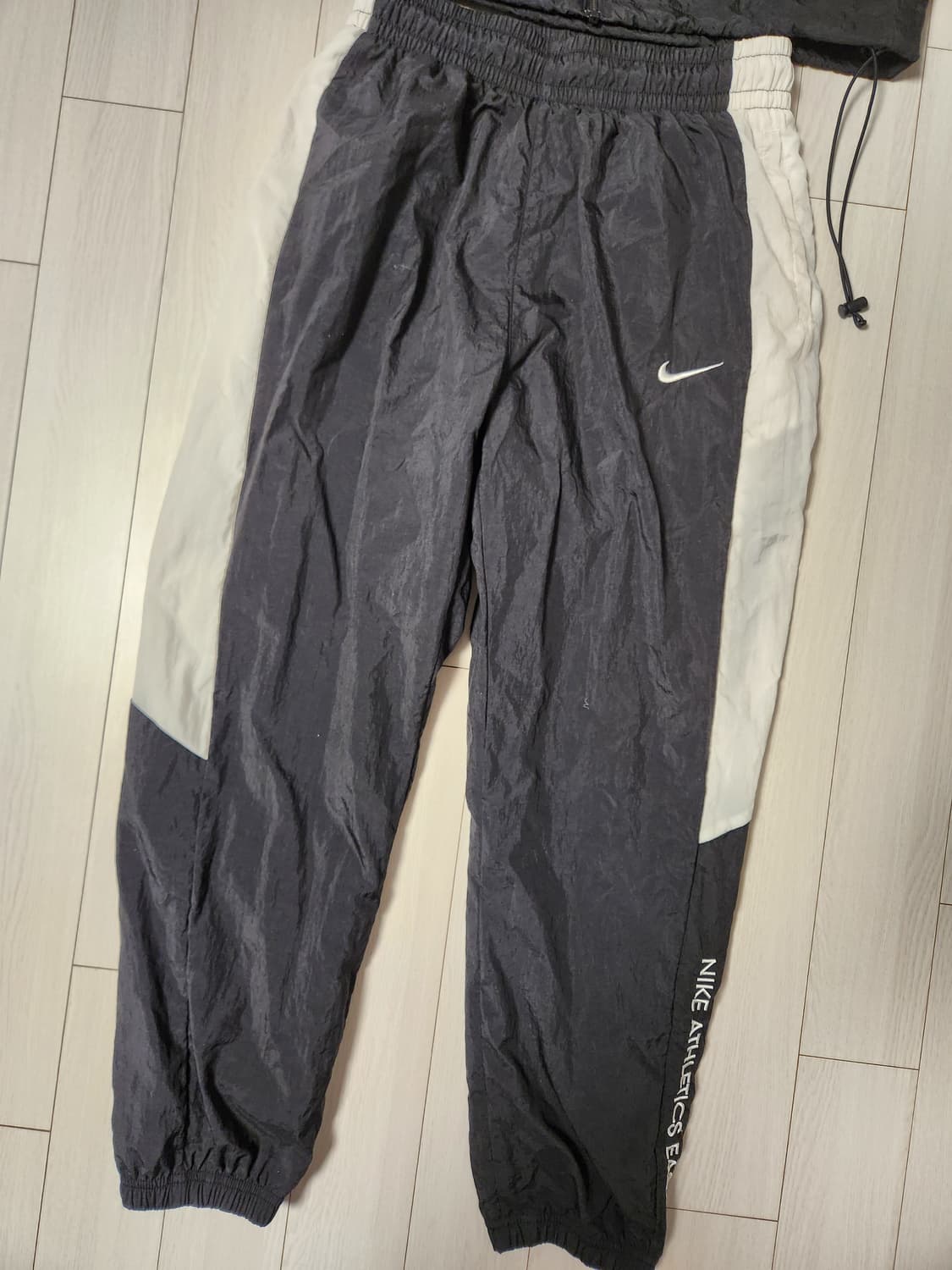 나이키 애슬레틱스 우븐 후드집업 바람막이 세트 사이즈95 m

여러 중고 상품이미지7