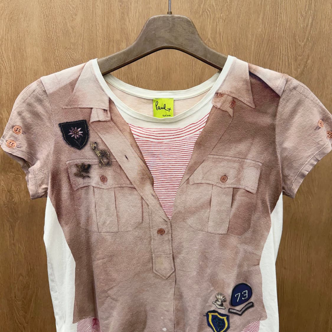 폴스미스 반팔 티셔츠 셔츠 프린팅 로고 자수 넘버 패치 디테일 핑크 상품이미지4