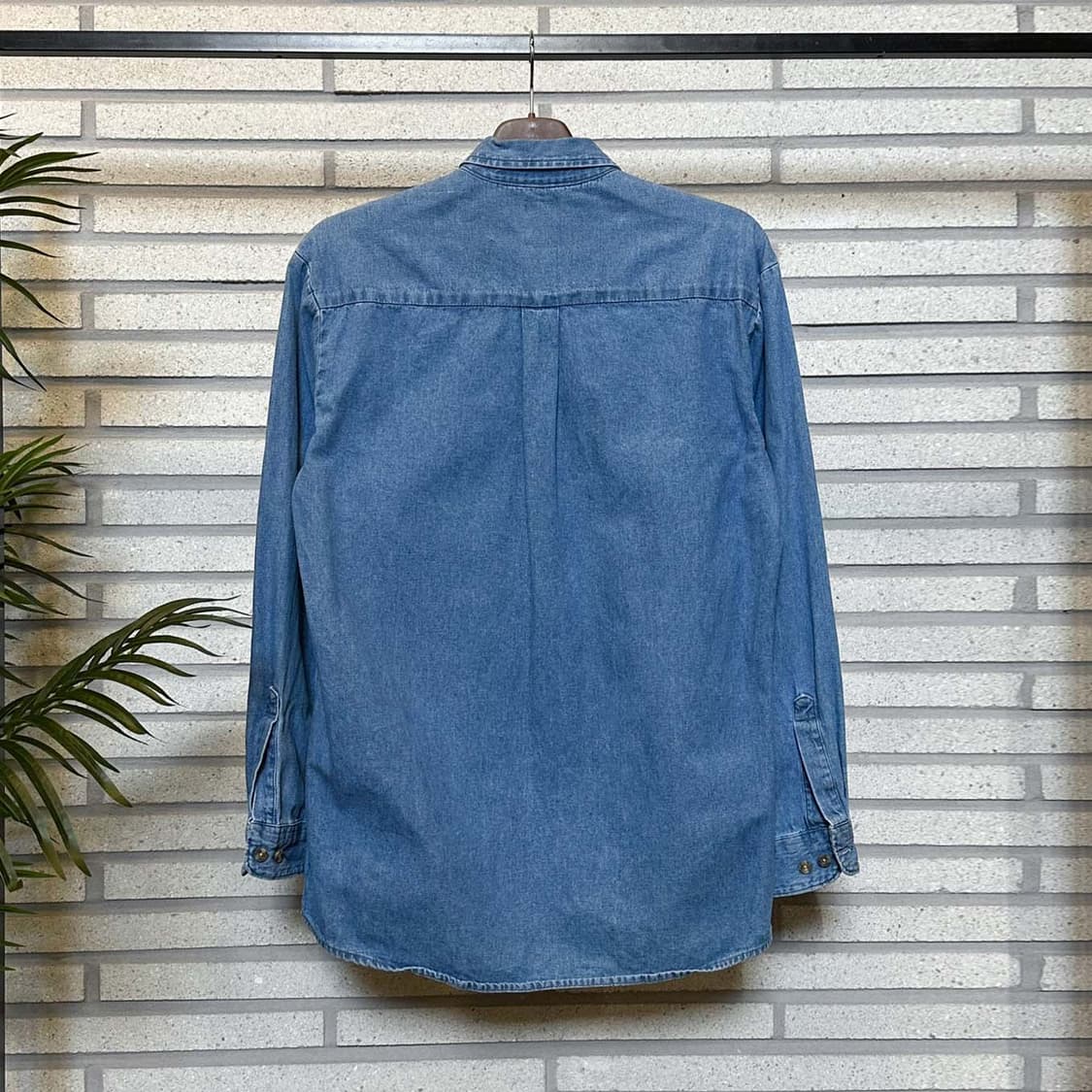 디키즈 데님 긴팔 셔츠 앞면 로고 패치 원포켓 디테일 중청 상품이미지3