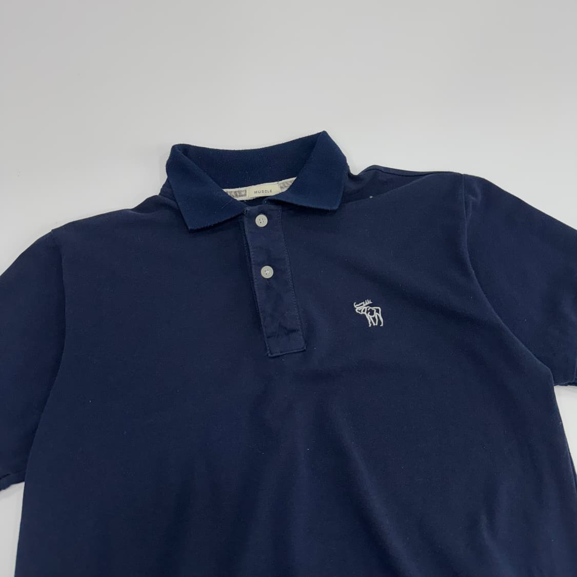 Abercrombie 아베크롬비 화이트 로고 네이비 반팔 카라티  상품이미지4