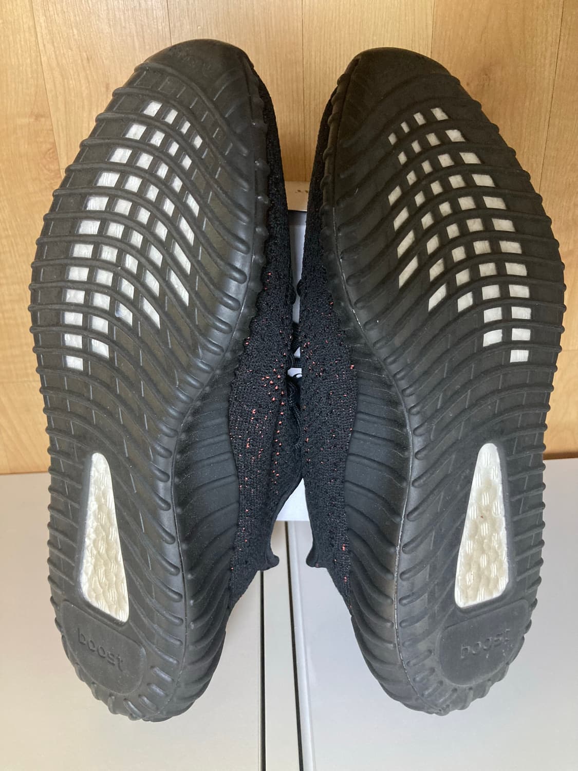 아디다스 이지 부스트 350 V2 코어 블랙 레드 상품이미지5