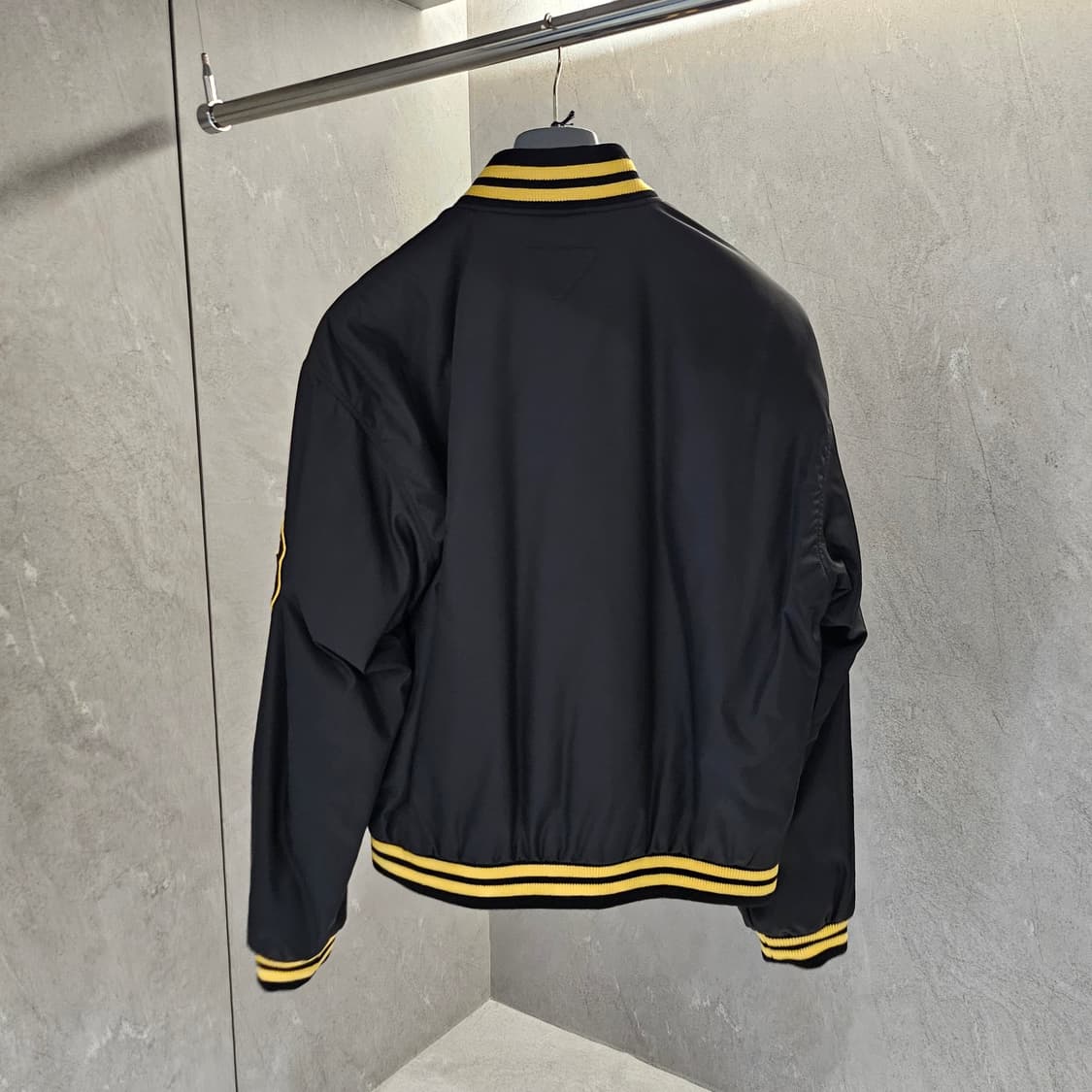 프라다 PRADA 리나일론 봄버 자켓 패치 블랙 상품이미지3