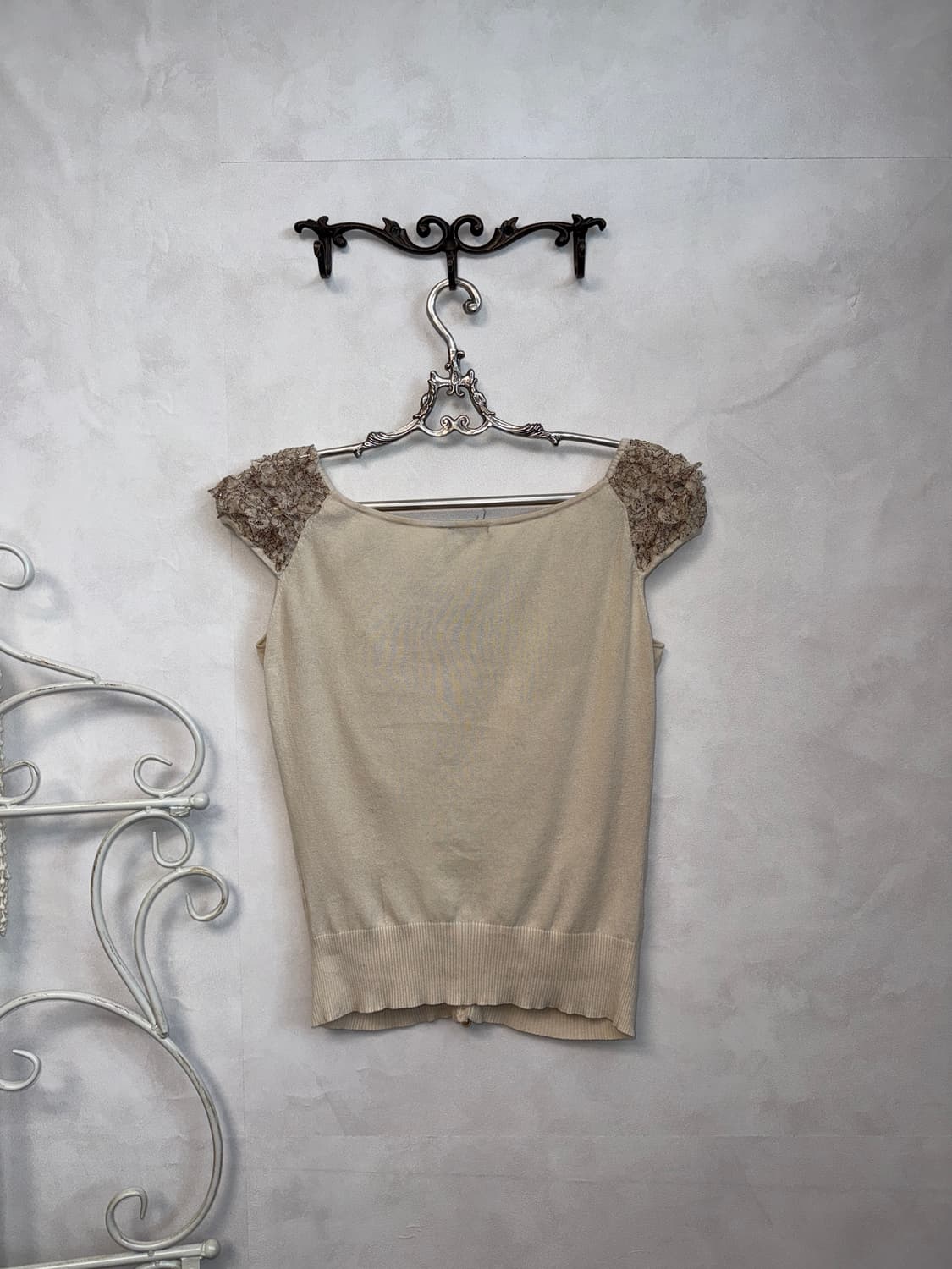 Beige ruffle lace pearl detail half bl 상품이미지5