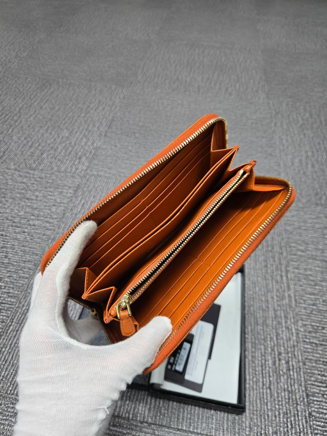 [특가][정품] 프라다 지퍼돌이 장지갑 상품이미지5