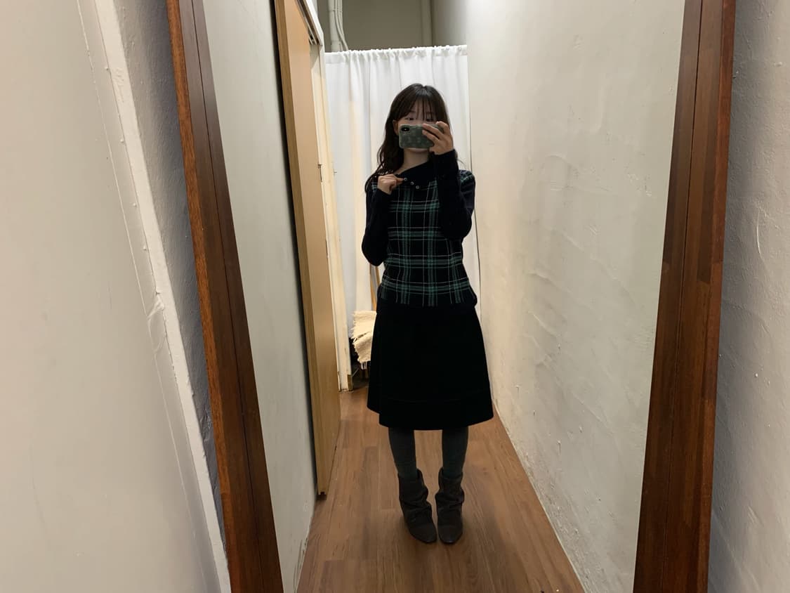 아쿠아스큐텀 하이넥 니트 타탄 체크 패턴 넥 버튼 디테일 네이비 그린 상품이미지4