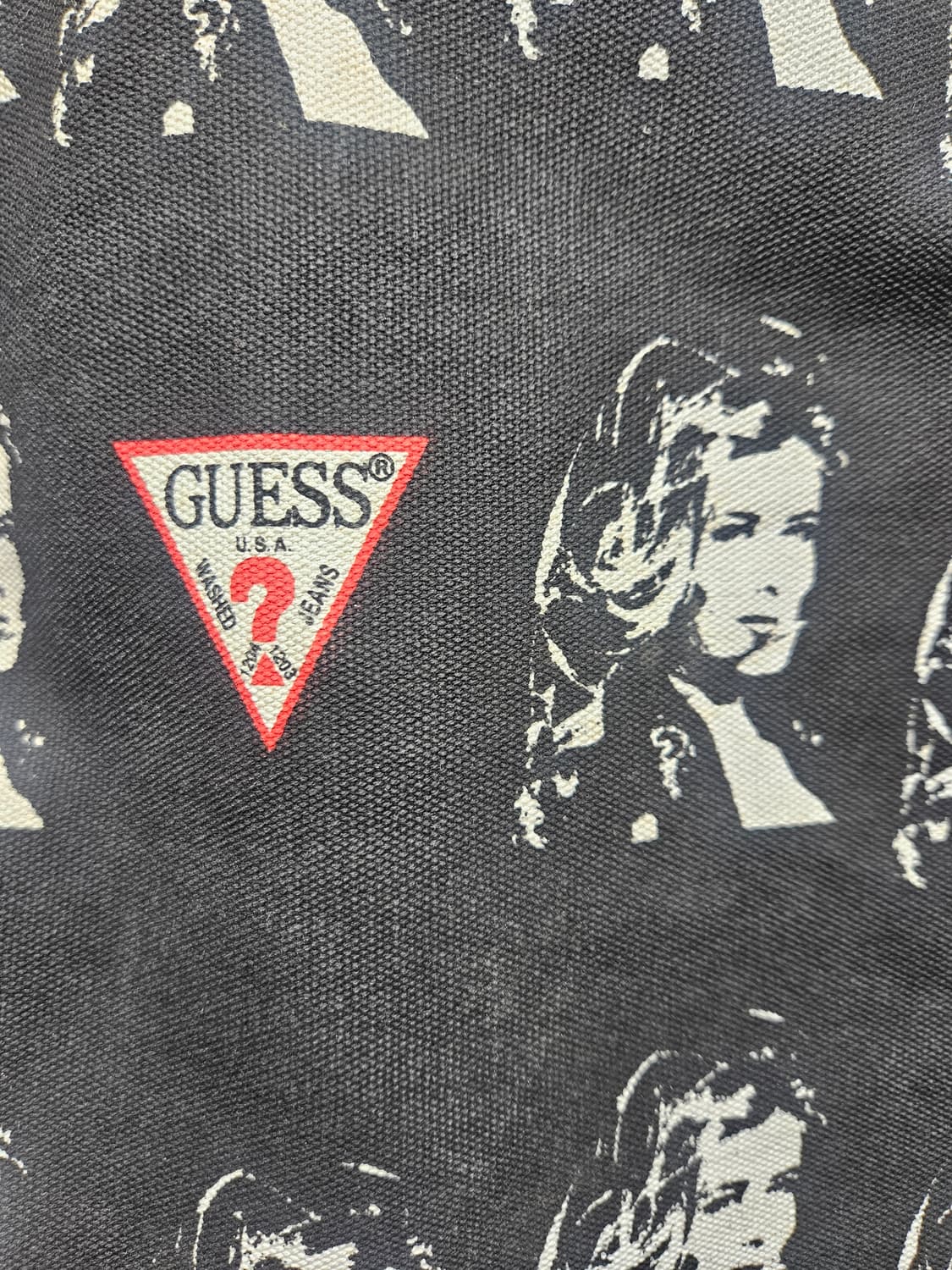 게스(Guess) 클라우디아쉬퍼 한정판 캔버스 토드백 블랙 상품이미지2