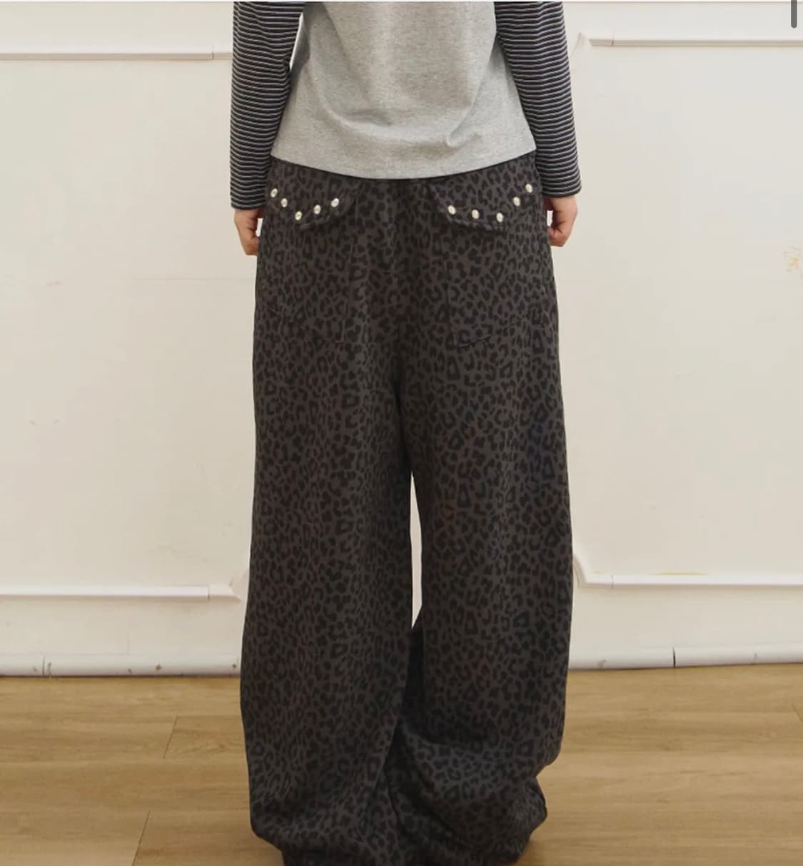 탄산마그네슘 스터드 스웻 팬츠 레오파드 차콜 상품이미지1