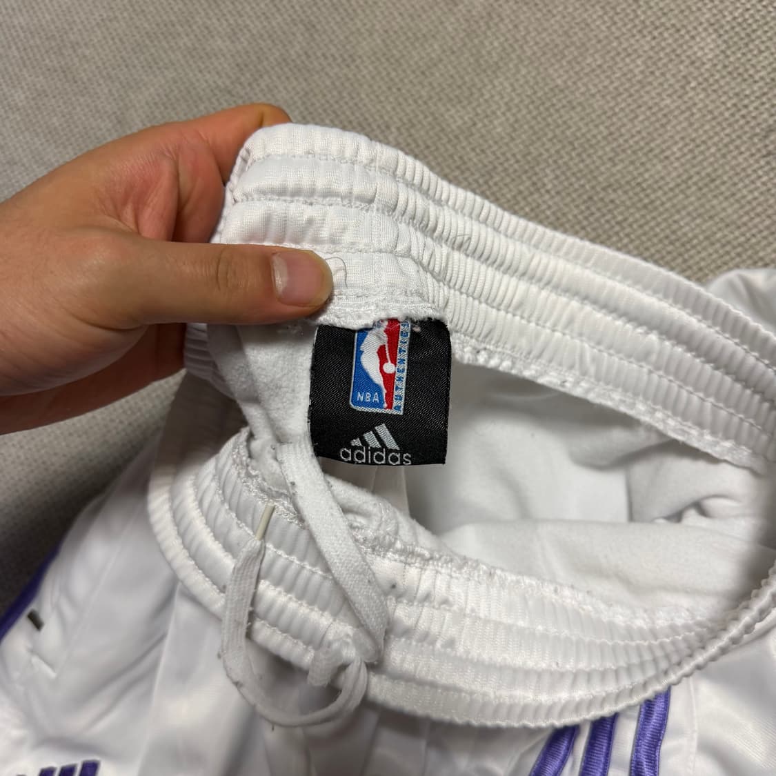 아디다스 x NBA LA레이커스 사이드 풀 버튼 트레이닝 팬츠 상품이미지3