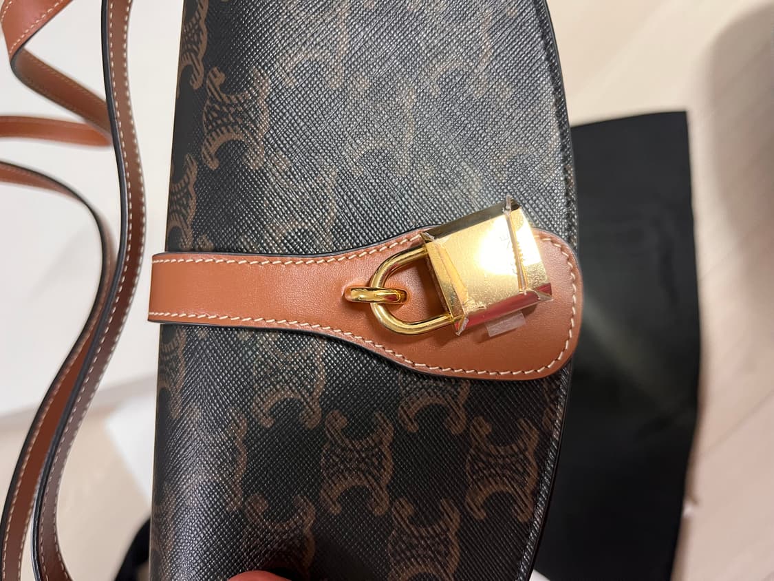 셀린느 클러치 온 스트랩 타부백 상품이미지4