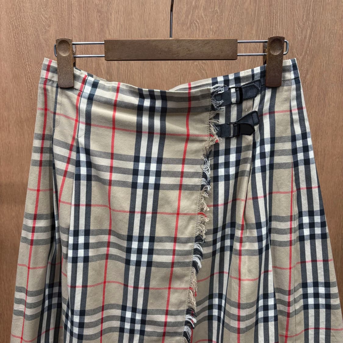 버버리 미니 스커트 노바 체크 패턴 가죽 버클 디테일 A라인 베이지 상품이미지4