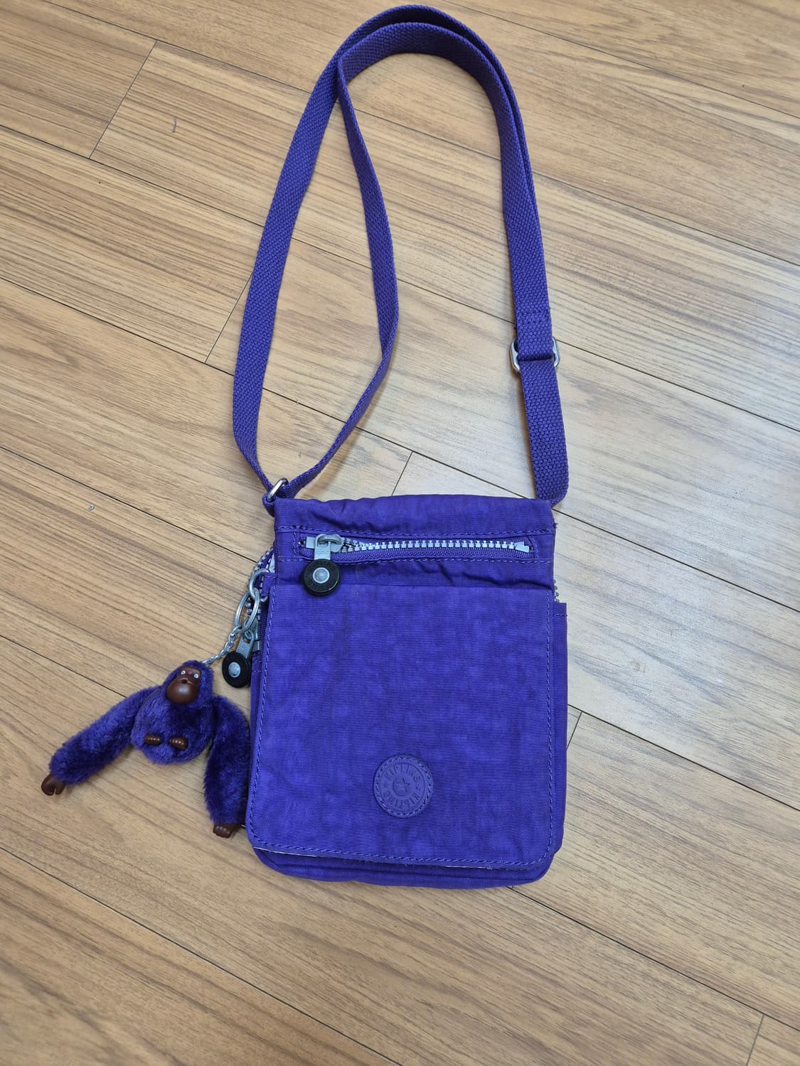 키플링 보라색 크로스백 판매합니다. 가벼운 재질이라 평소에 들고 다니기  상품이미지1