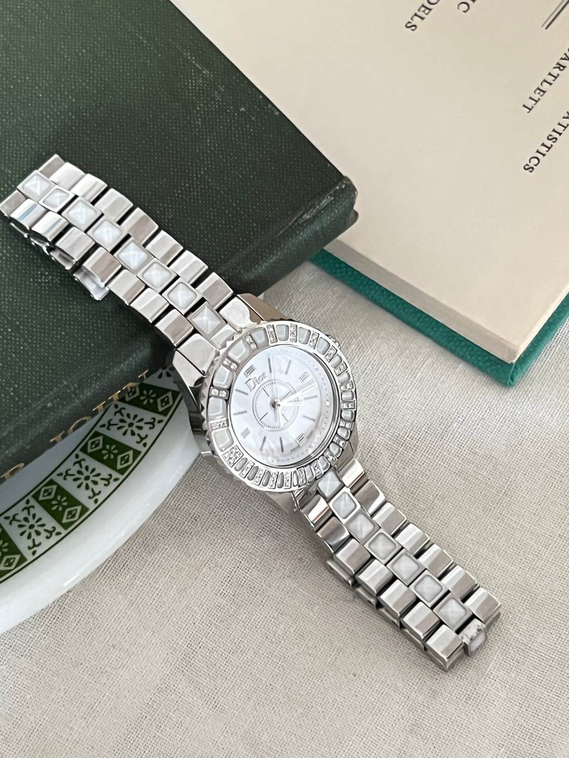 디올 화이트 크리스탈 다이아 베젤 시계  / 정품감정 . 케어 상품이미지8