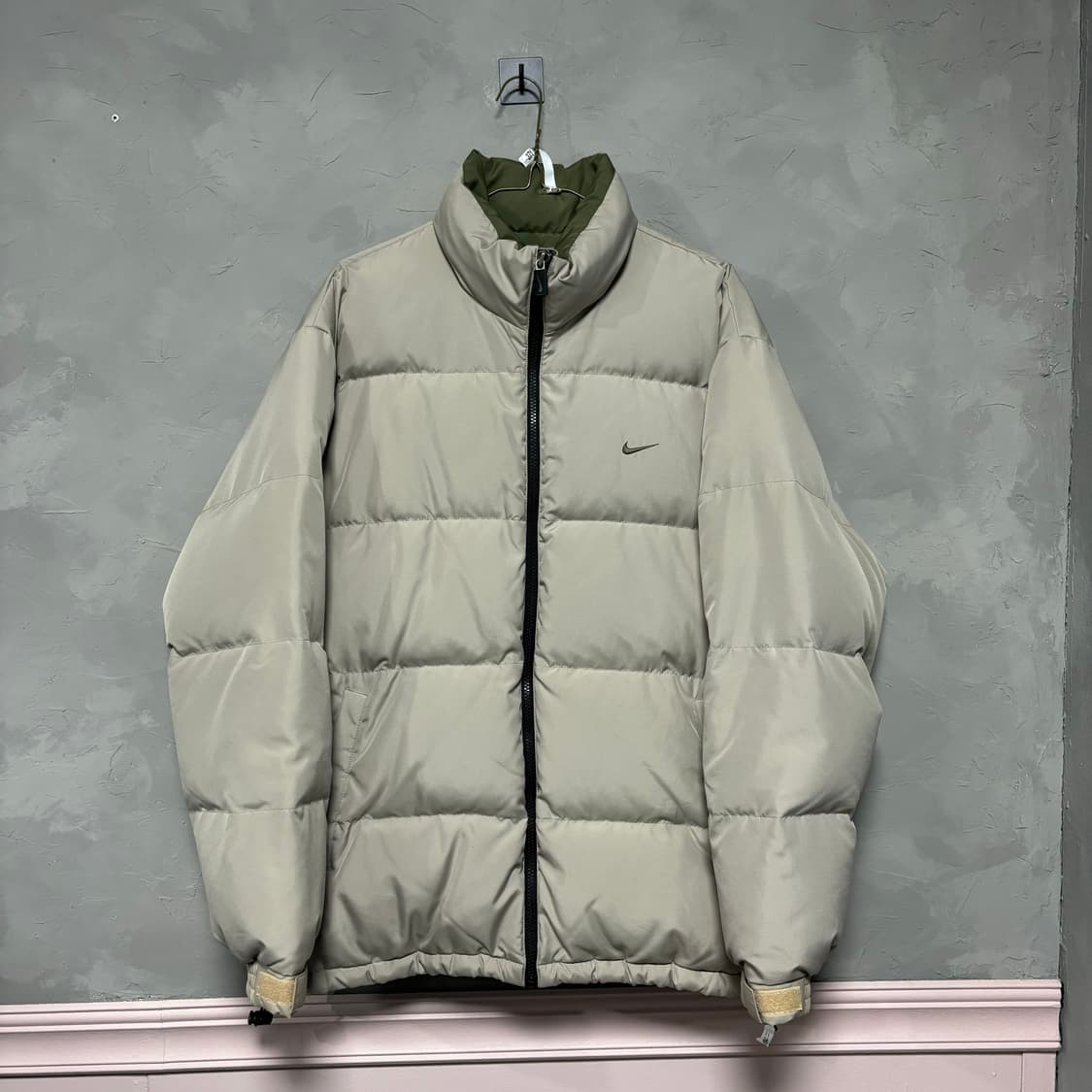 나이키 스우시 뉴챔프 구스다운 패딩 카키 베이지 상품이미지1