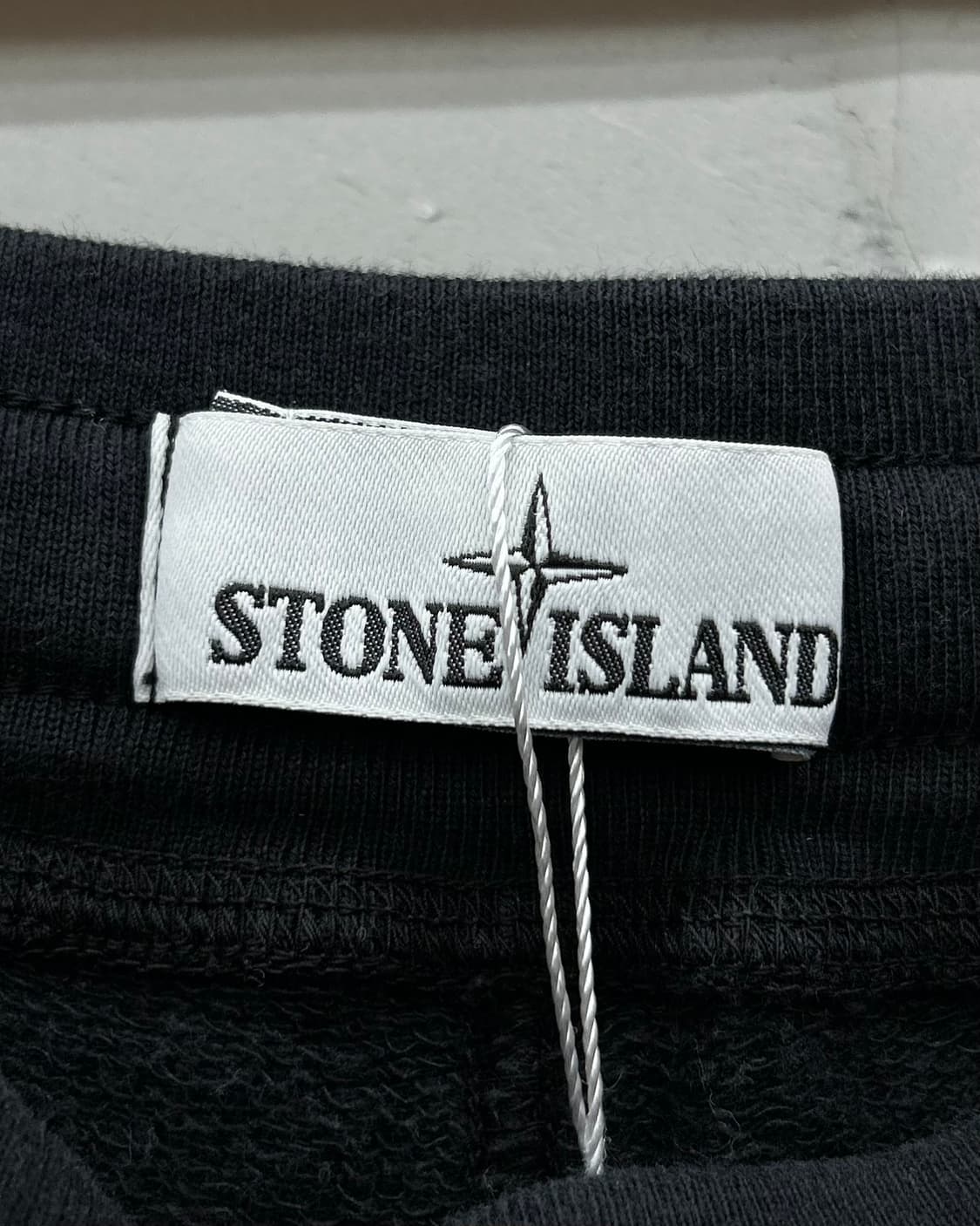 Stone Island 베이직 와펜 스웻 하프 팬츠 블랙 상품이미지5