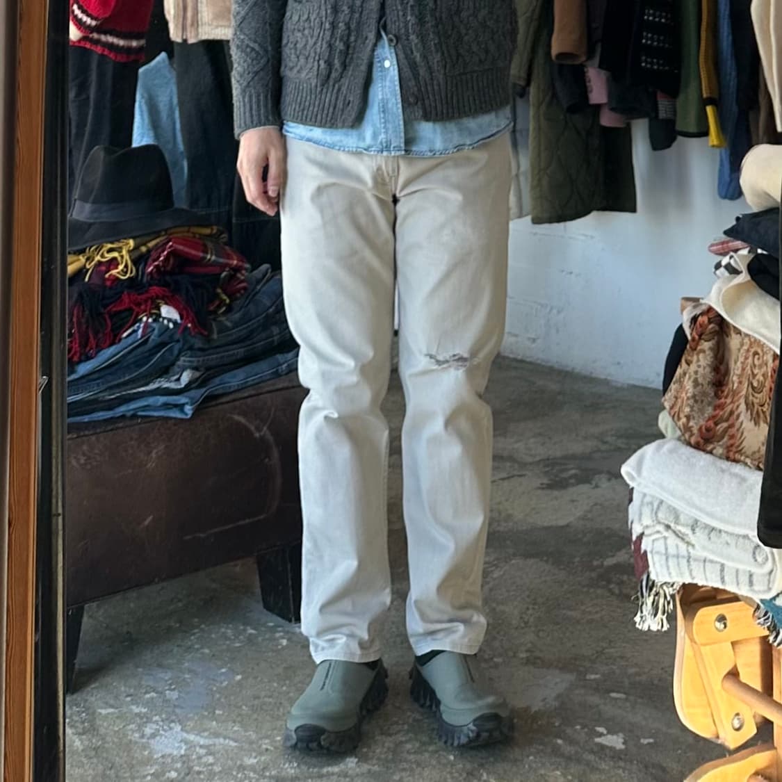 (착용컷) 리바이스 502 베이지 진 (남성용 32) 상품이미지3