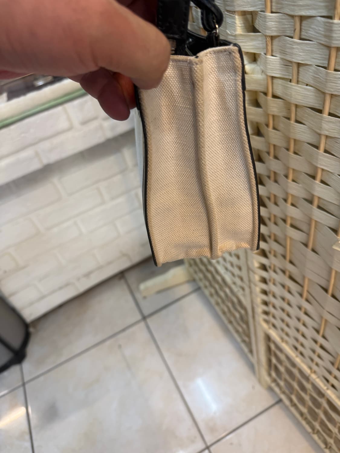 정품 발렌시아가 캔버스 포세트 크로스백 팝니다 상품이미지3