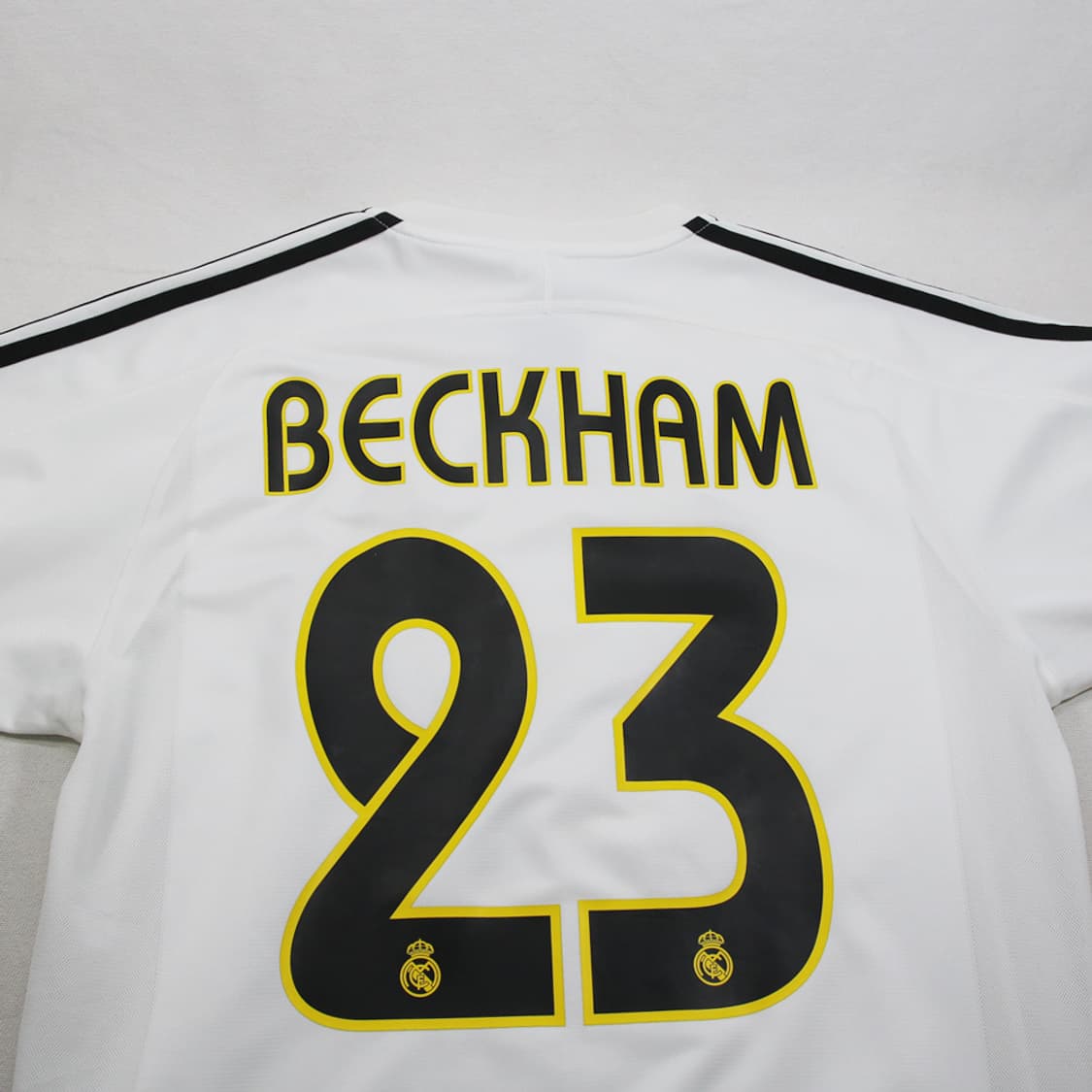 (착용컷) 아디다스 03~04 레알 마드리드 베컴 유니폼 상의 (M) 상품이미지9