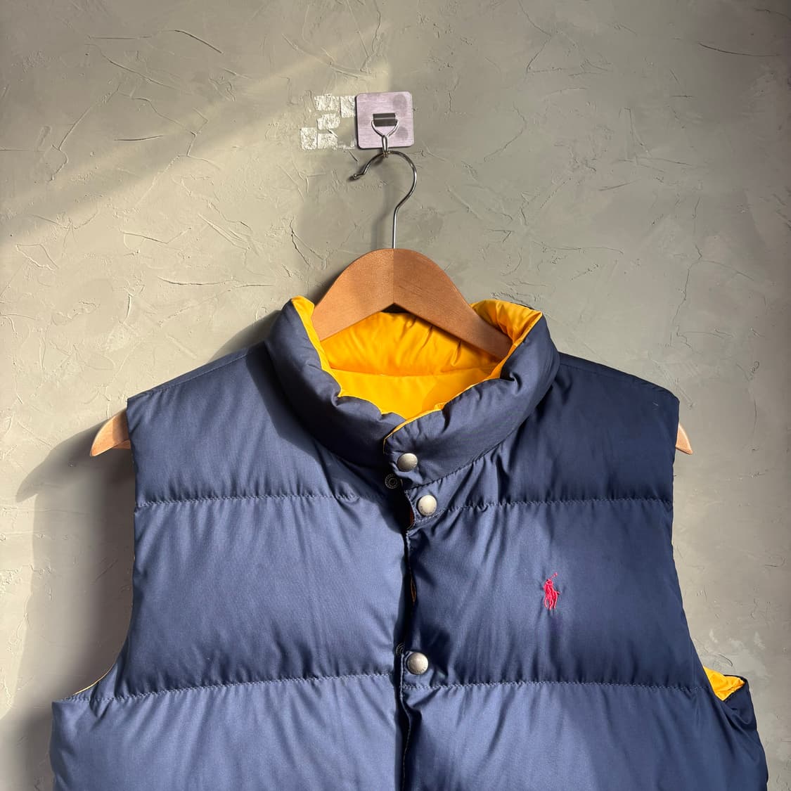 폴로 랄프로렌 덕다운 양면 패딩조끼 네이비 노랑 상품이미지2