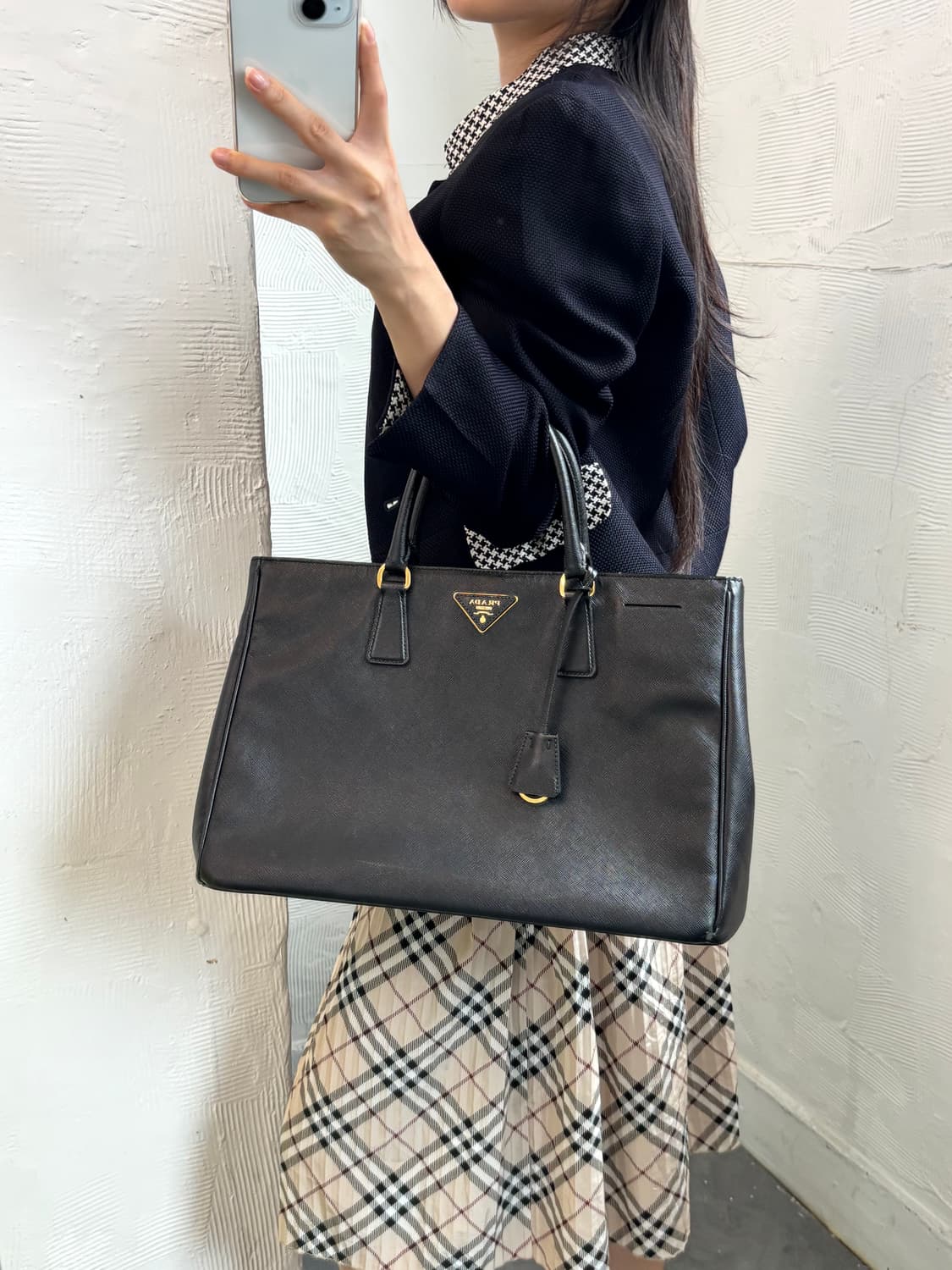 Prada 프라다 삼각 로고 블랙 레더 토트백 상품이미지1