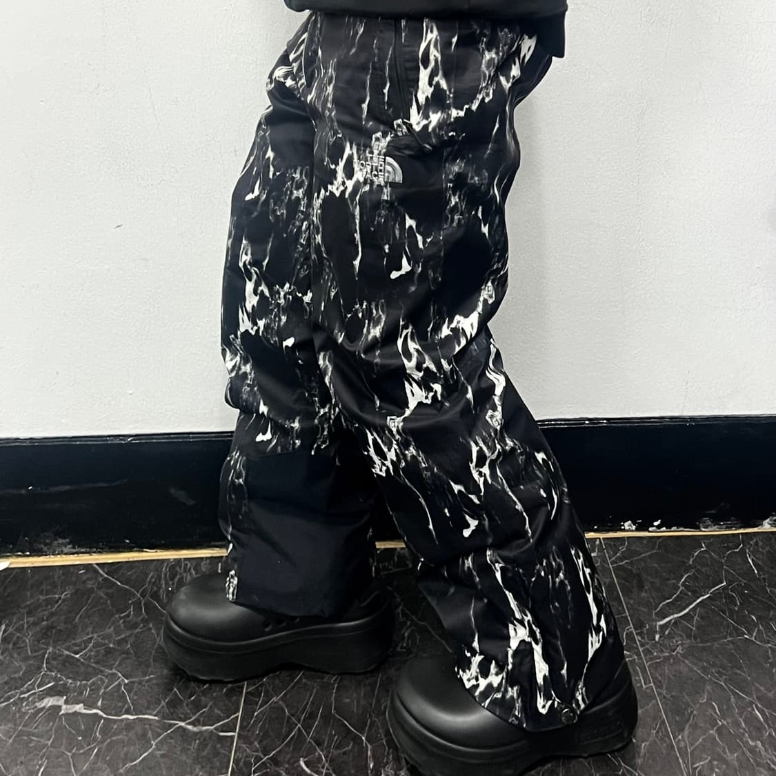 노스페이스 그래비티 패턴 스노우 트랙 팬츠 상품이미지1