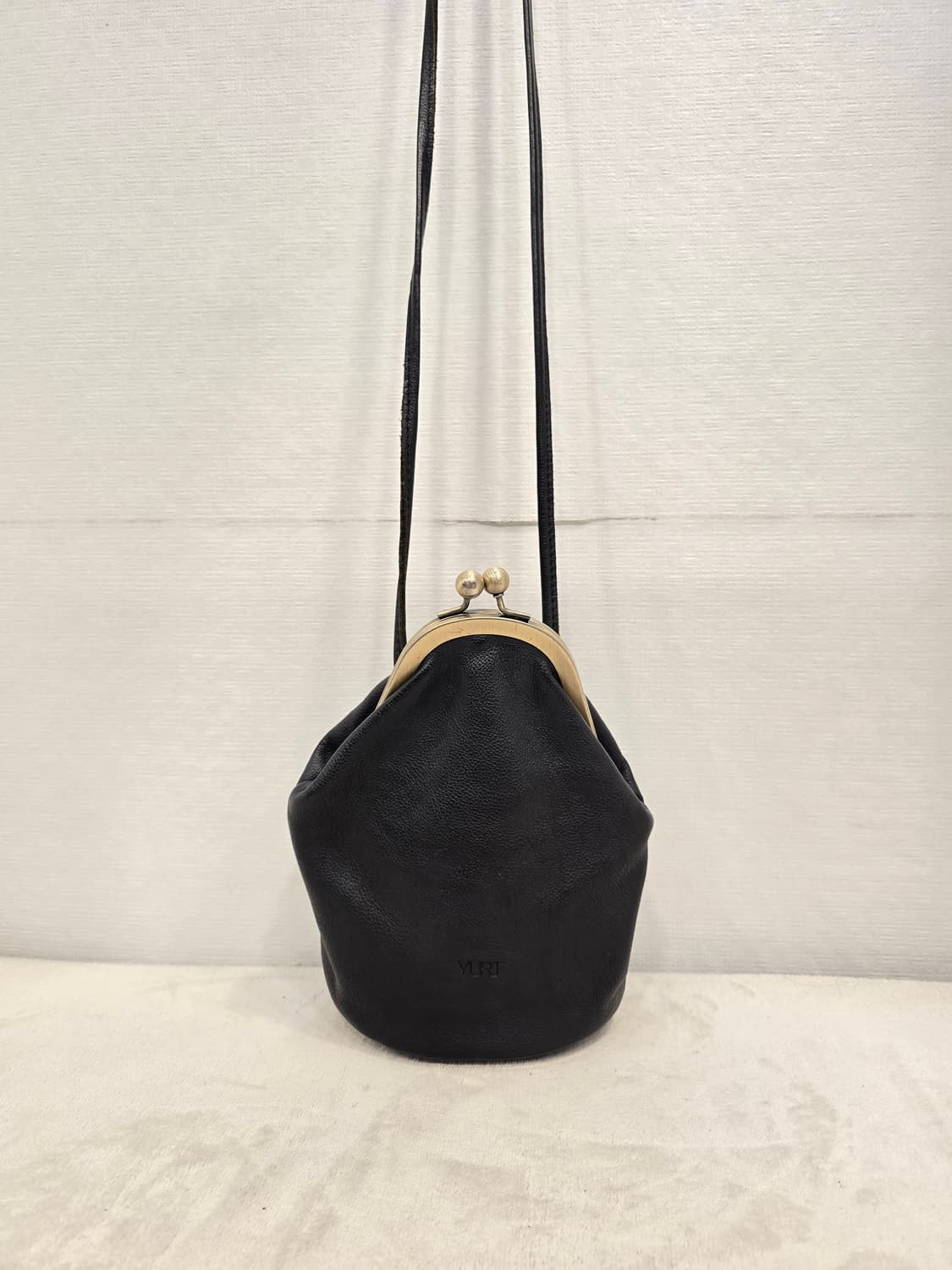 유르트 YURT 쁘아송 블랙 가죽 크로스백 가방 상품이미지1