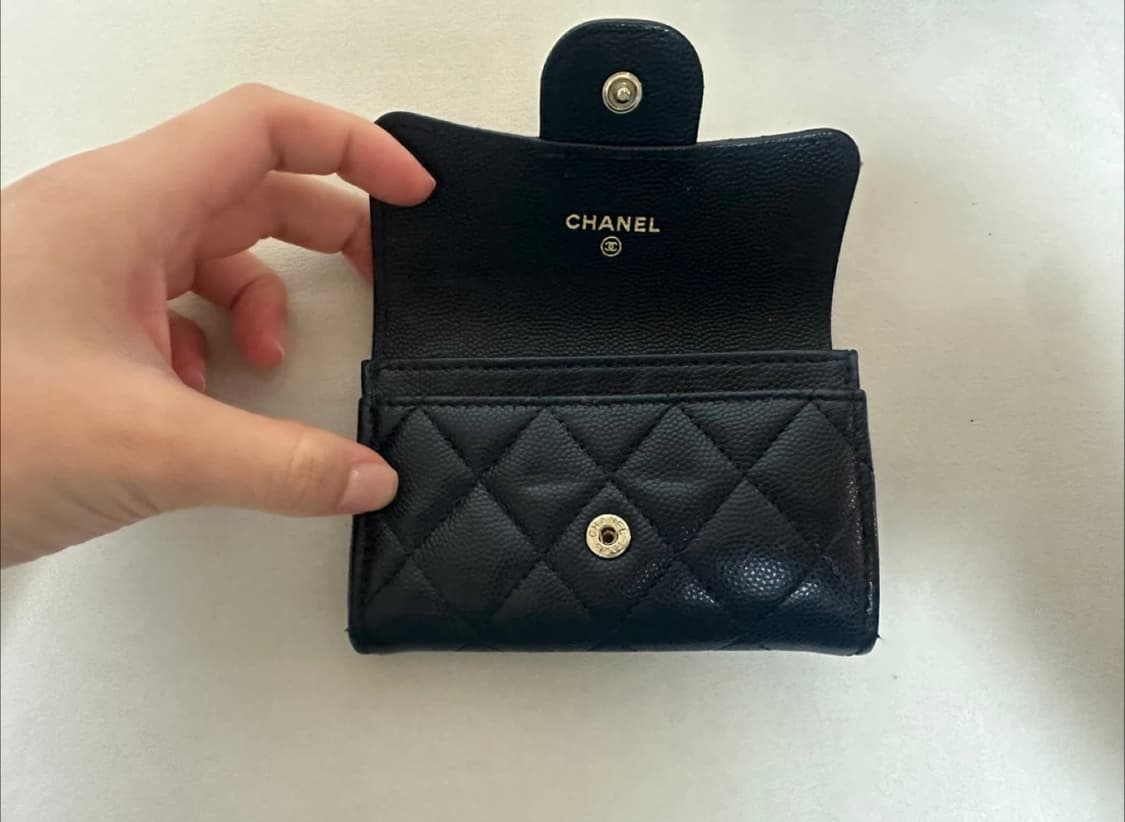 샤넬 클래식 카드 홀더 그레인드 카프스킨 & 골드 메탈 네이비 상품이미지5