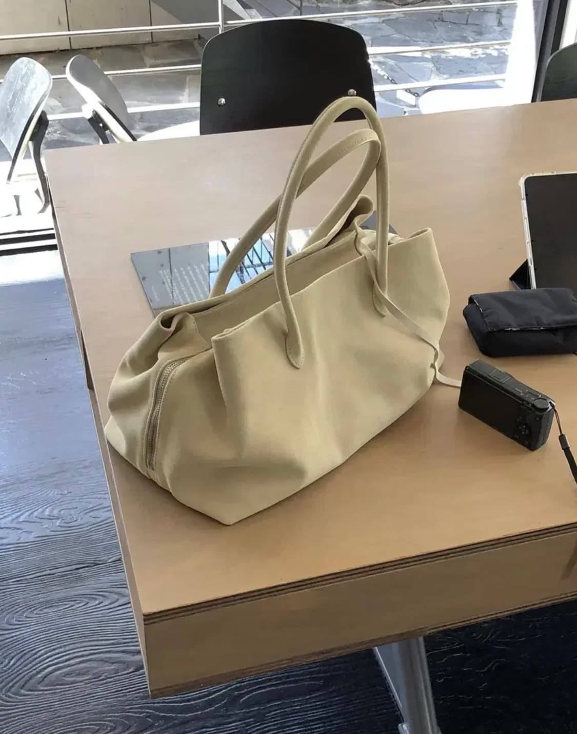 씨유쑨 포켓스웨드백 베이지 상품이미지1