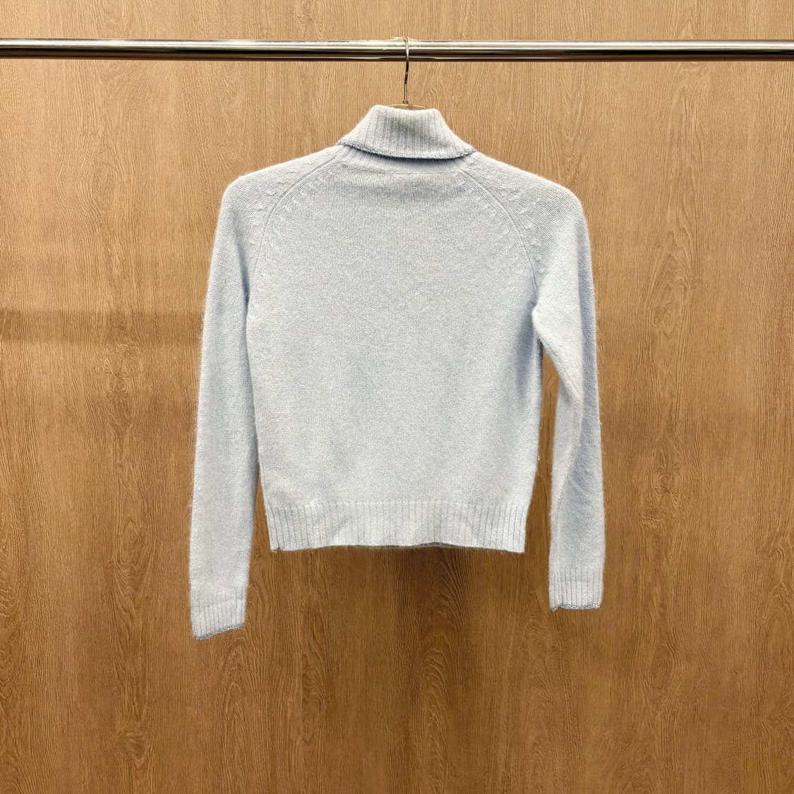 꾸레쥬 터틀넥 골지 니트 미니 로고 자수 레글런 슬리브 디테일 그레이 상품이미지3