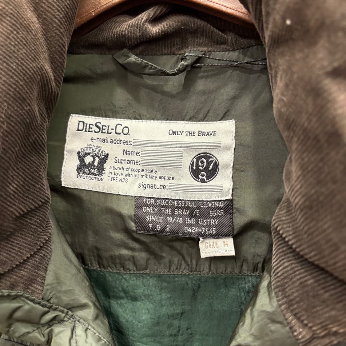 디젤 하이넥 나일론 다운 패딩 자켓 어깨 가슴 레더 배색 디테일 그린 상품이미지6