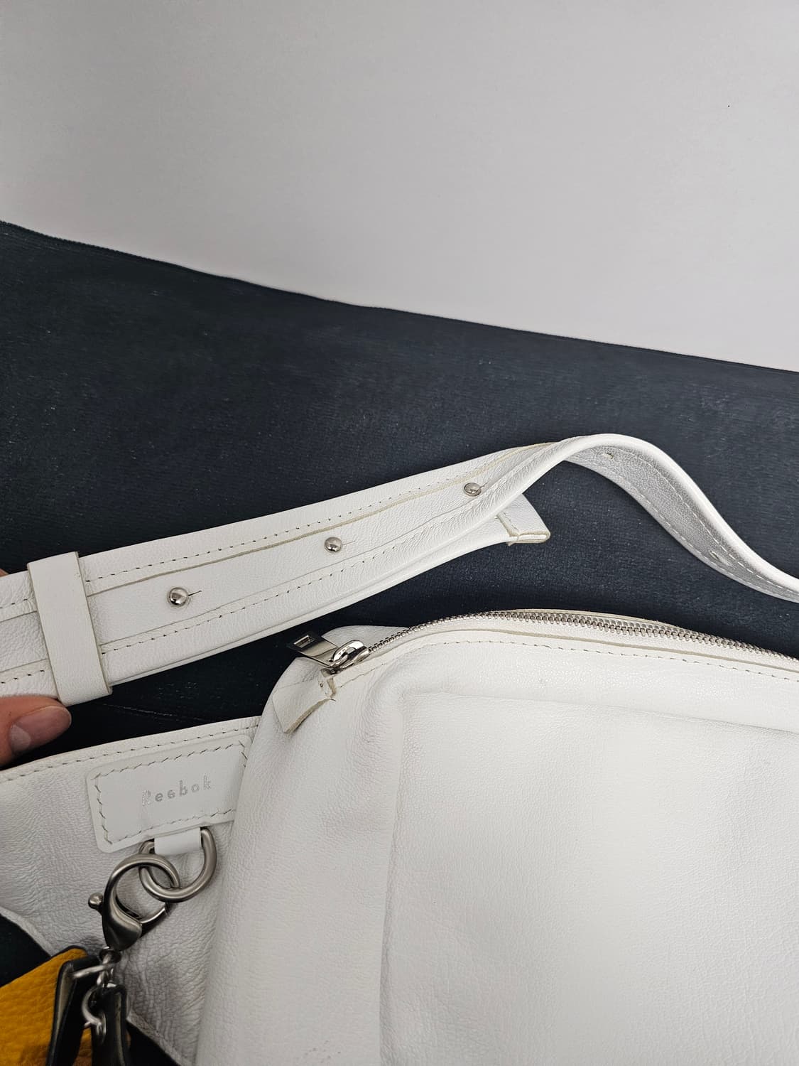 새상품 소잉바운더리×리복 콜라보 레더 바디백 상품이미지4