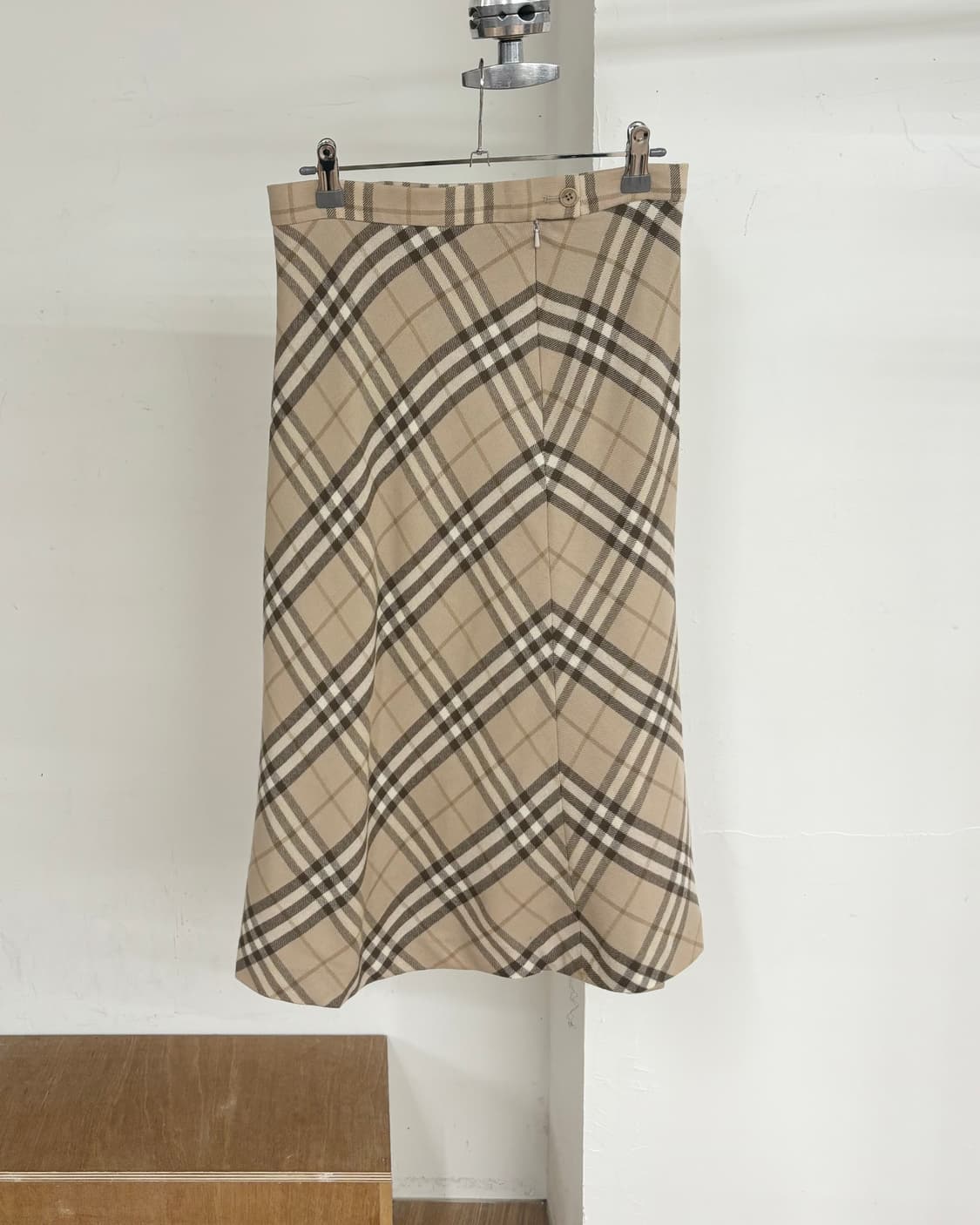 버버리 런던 베이지 노바체크 미디스커트  상품이미지4
