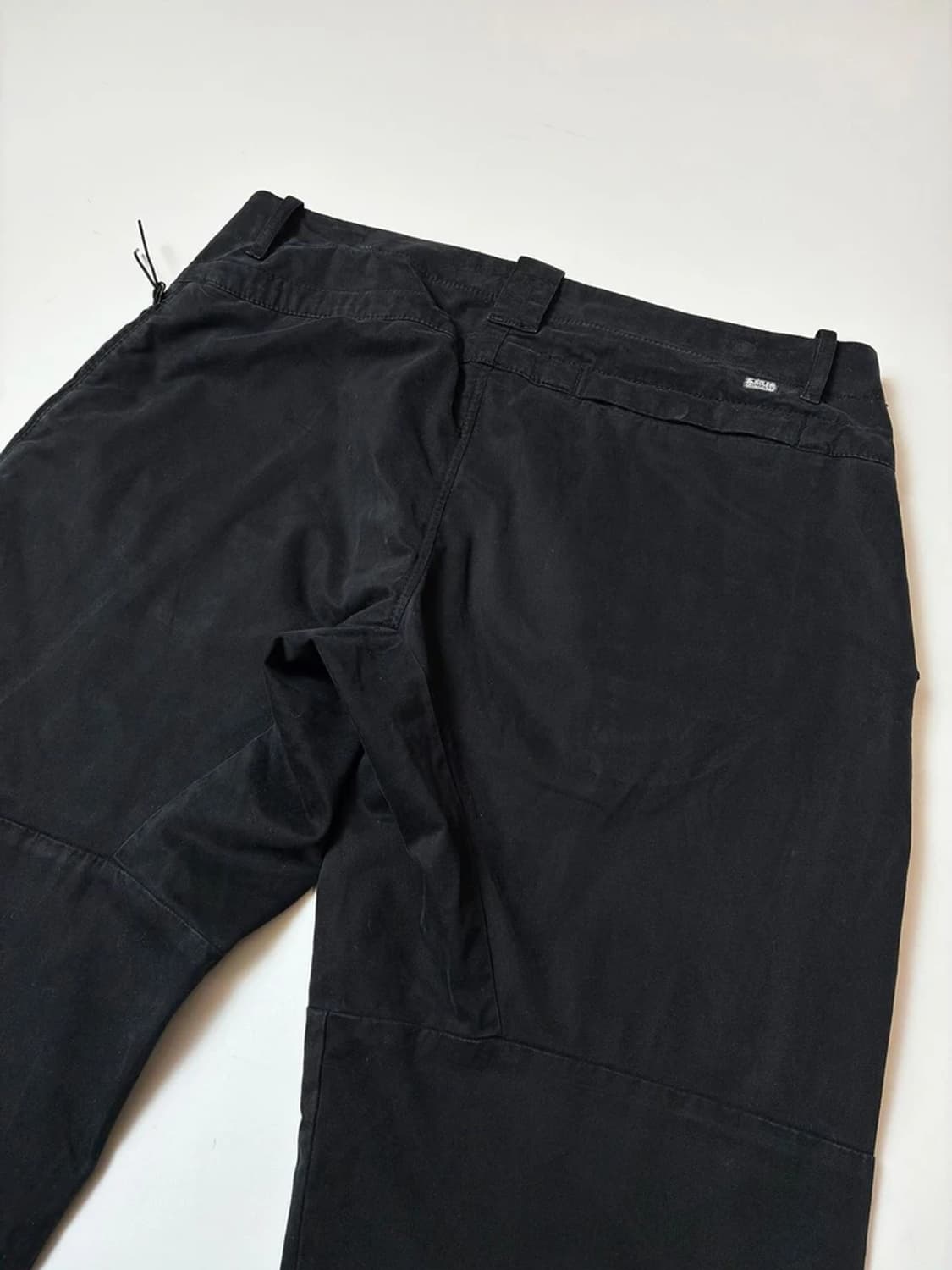 cp컴퍼니 22ss 가먼트다이 스트레치 새틴 렌즈 카고 팬츠 PN8519 상품이미지7