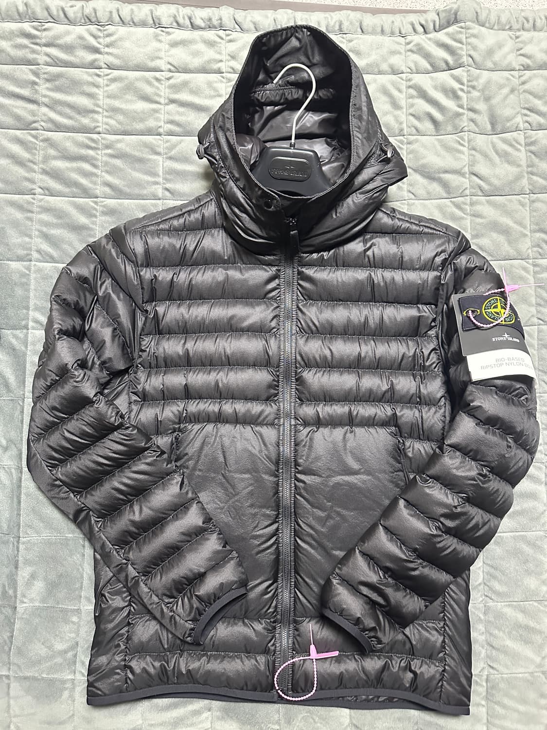[L] 스톤 아일랜드 바이오 베이스 립스탑 후드 다운 경량패팅 자켓 블랙 상품이미지1
