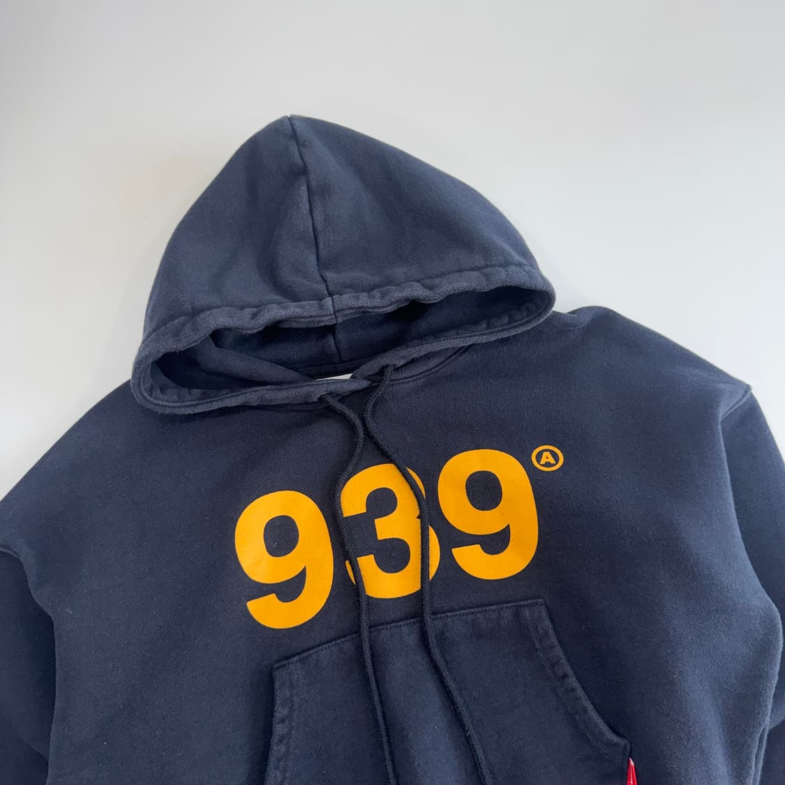 Archive bold 939 옐로우 로고 네이비 크롭 후드티 상품이미지4