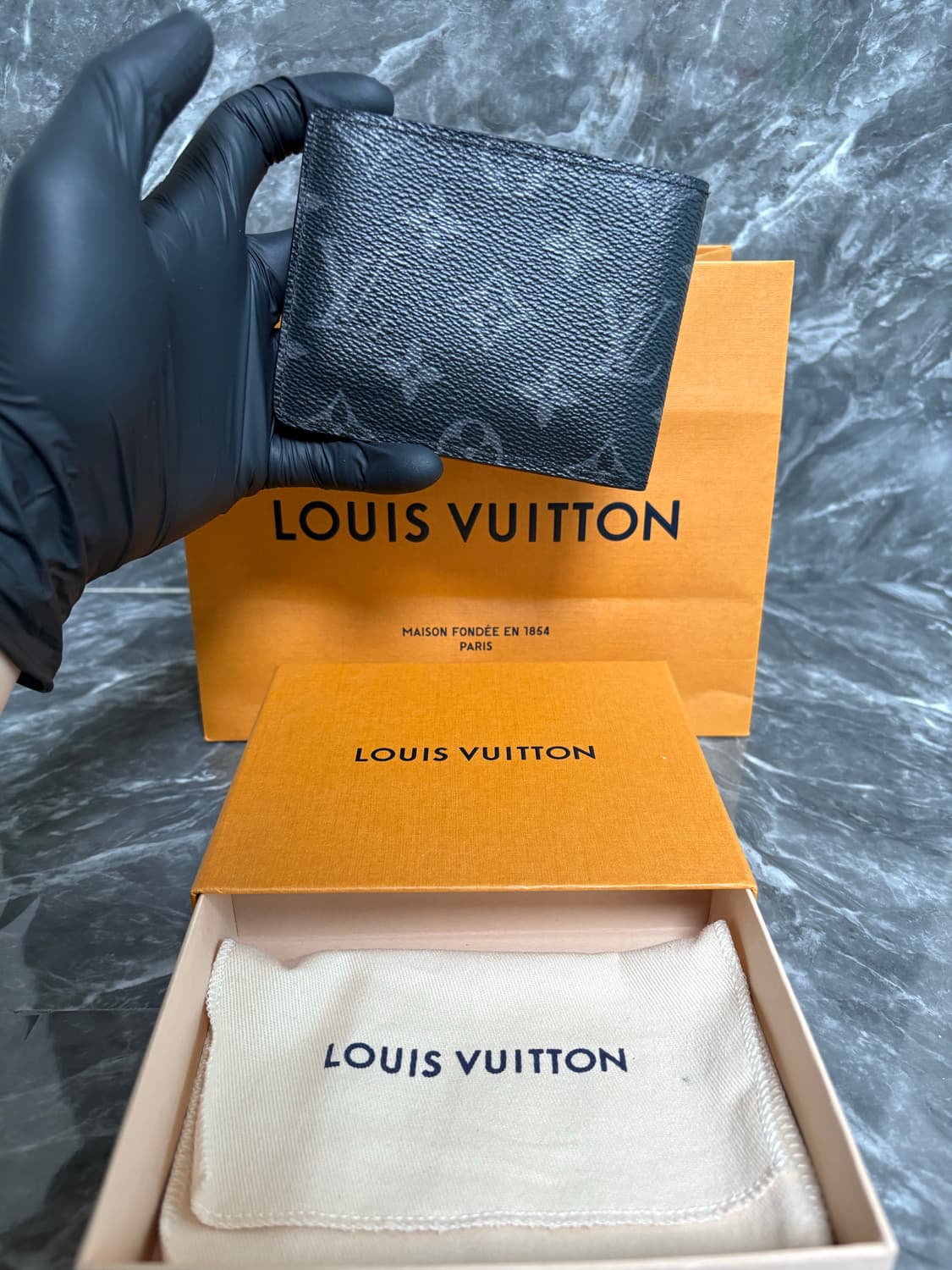 루이비통 슬렌더 윌렛 모노그램 이클립스 반지갑 상품이미지2