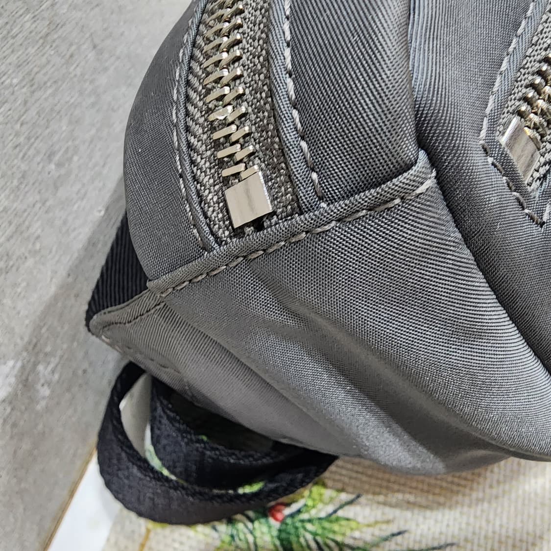 버버리 나일론 미니 크로스백 그레이 상품이미지5