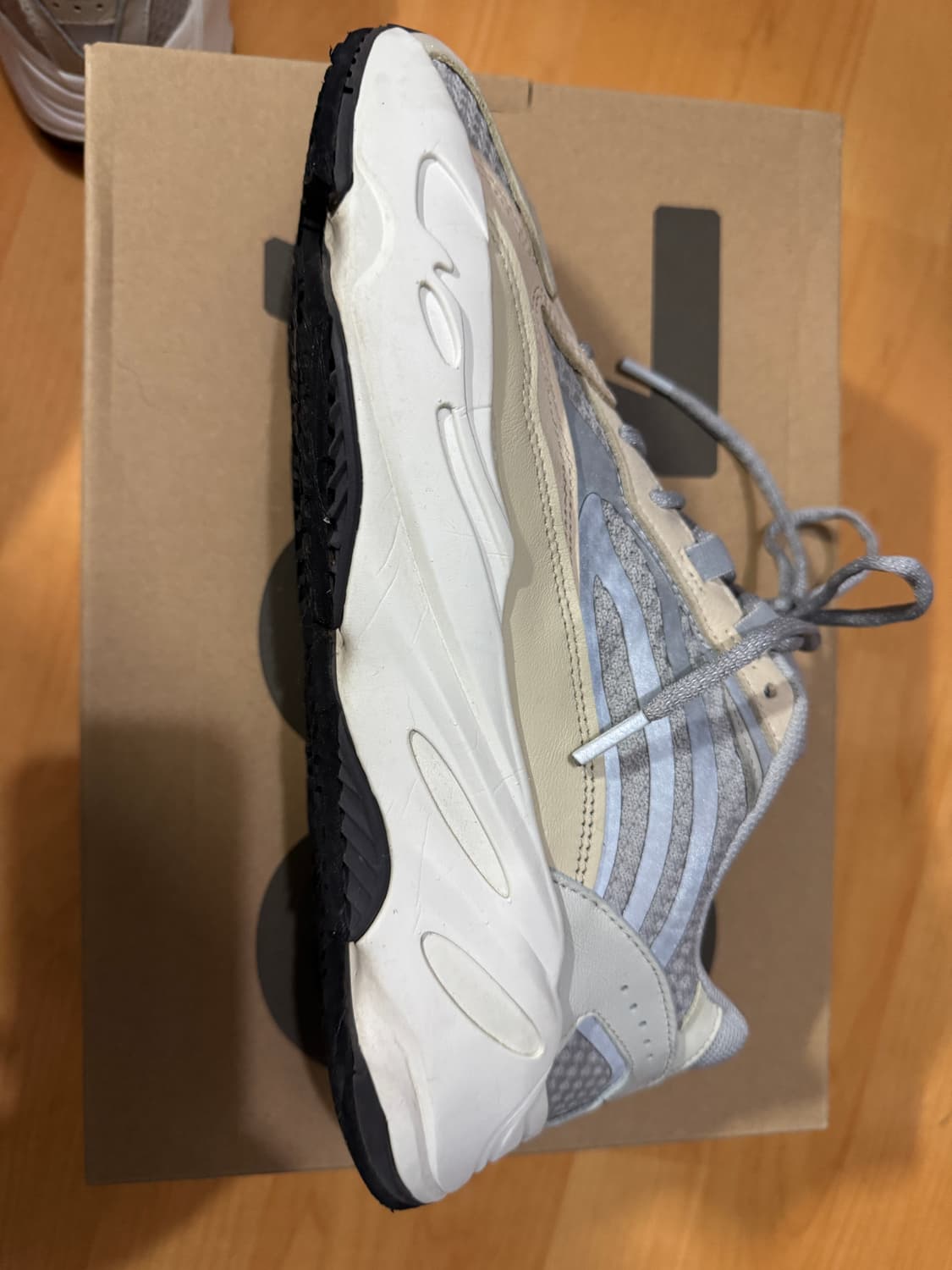 이지부스트700 v2 크림 290 상품이미지8