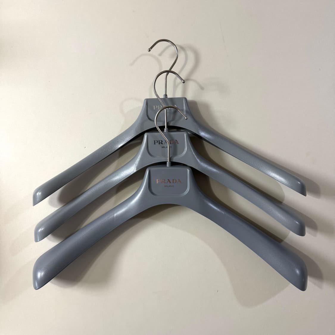 [정품/당일출고]프라다 옷걸이 상품이미지1