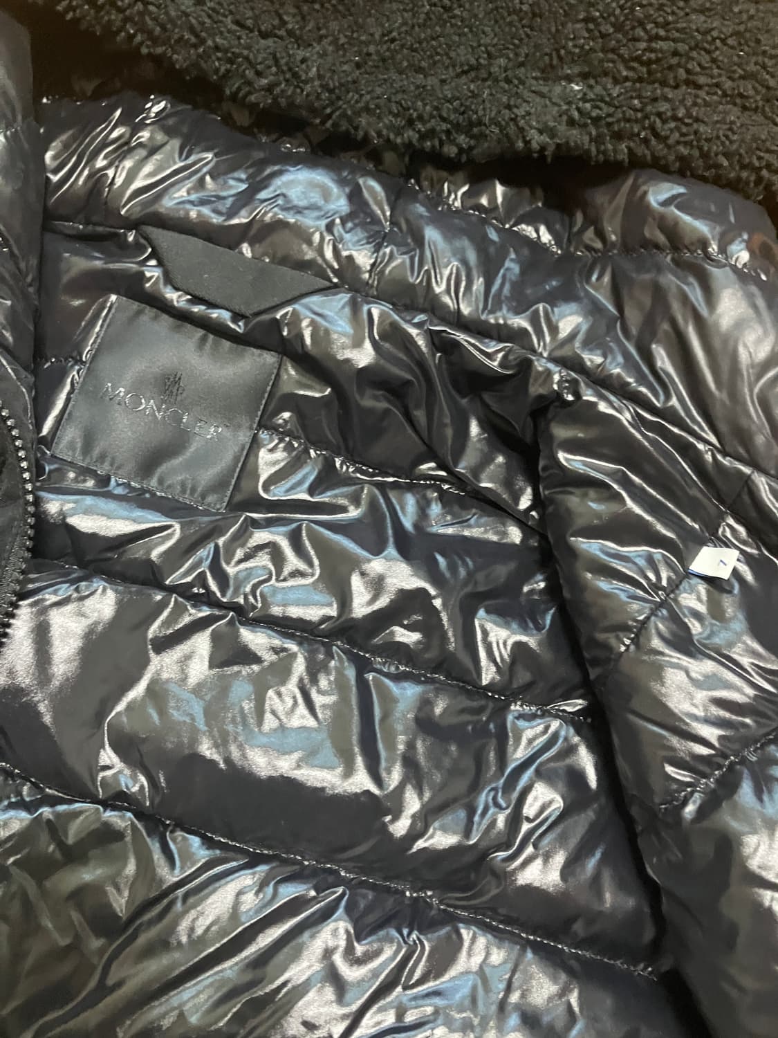 몽클레어 시어링 훌 패딩 블랙 7 상품이미지3