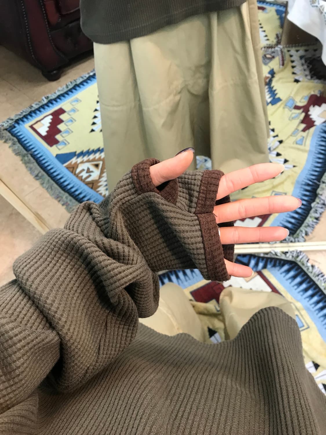 헨리넥 와플 핑거홀 긴팔 티  상품이미지2