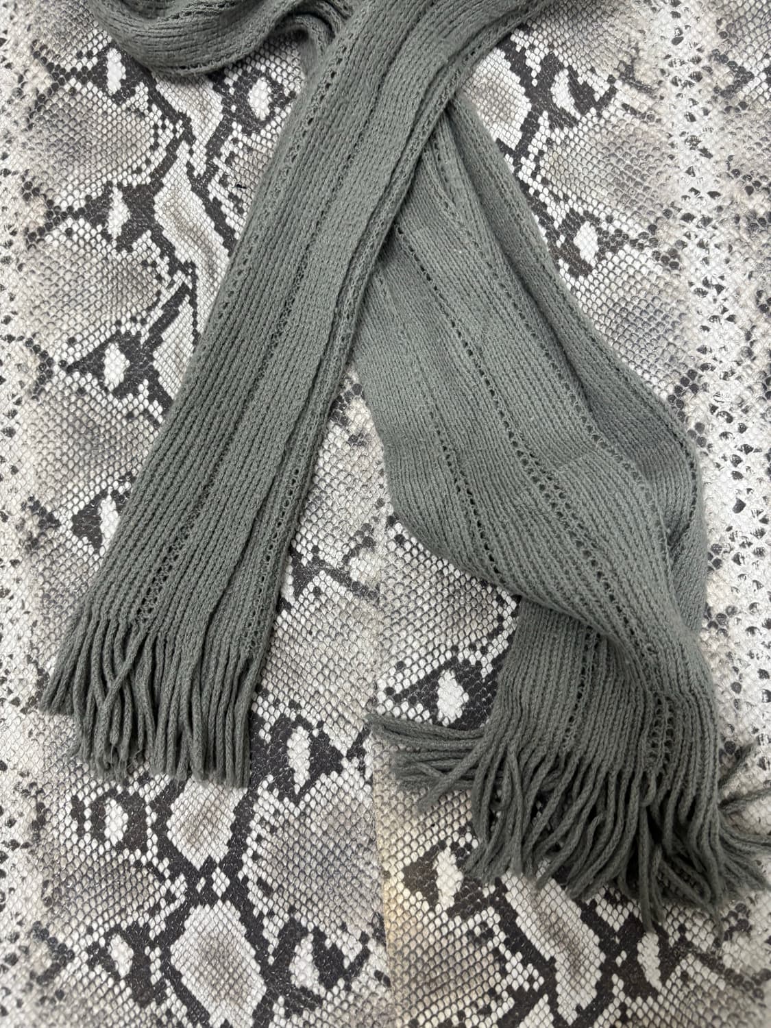 “Vintage” Grunge Mood Grey Scarf 상품이미지2