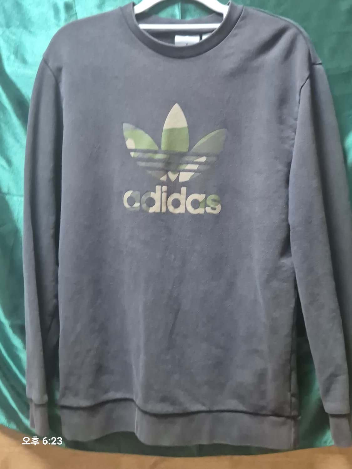 아디다스 카모로고 포인트 맨투맨 상품이미지1