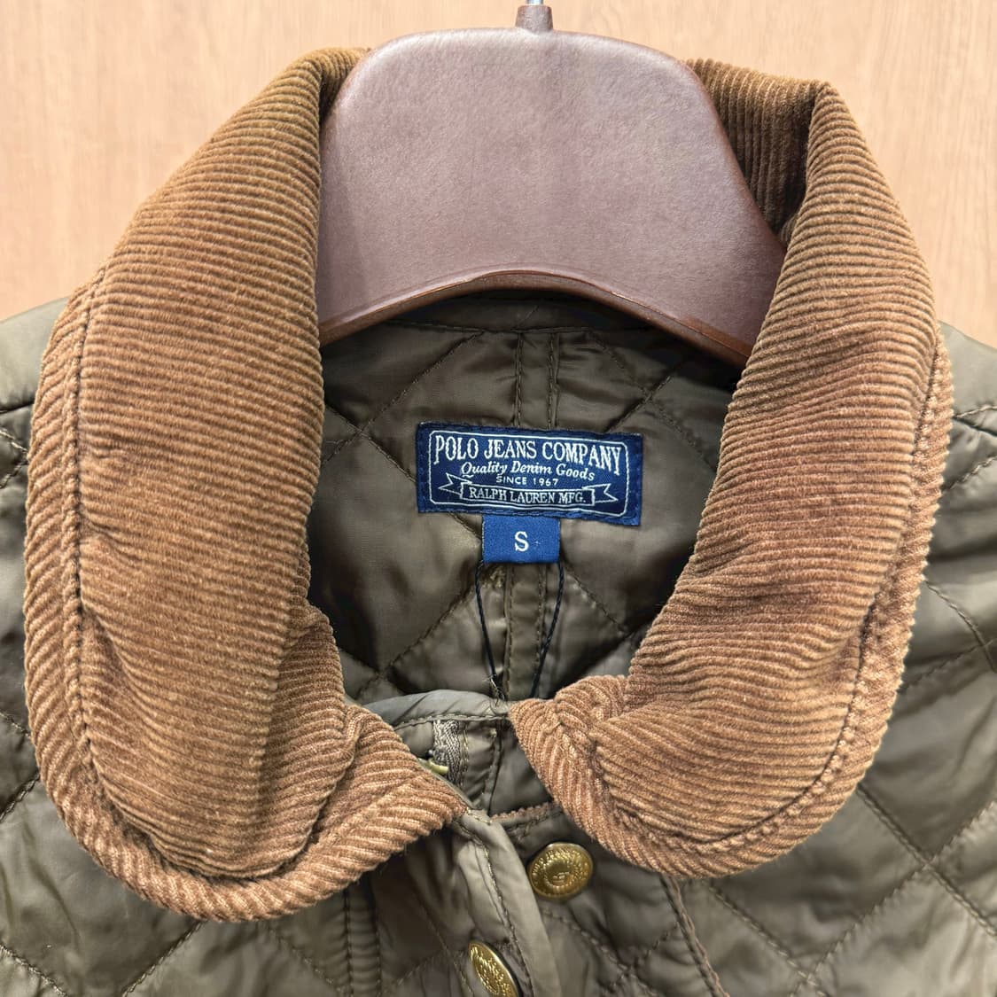 폴로 진스 컴퍼니 퀄팅 자켓 코듀로이 카라 배색 로고 패치 디테일 브라운 상품이미지7